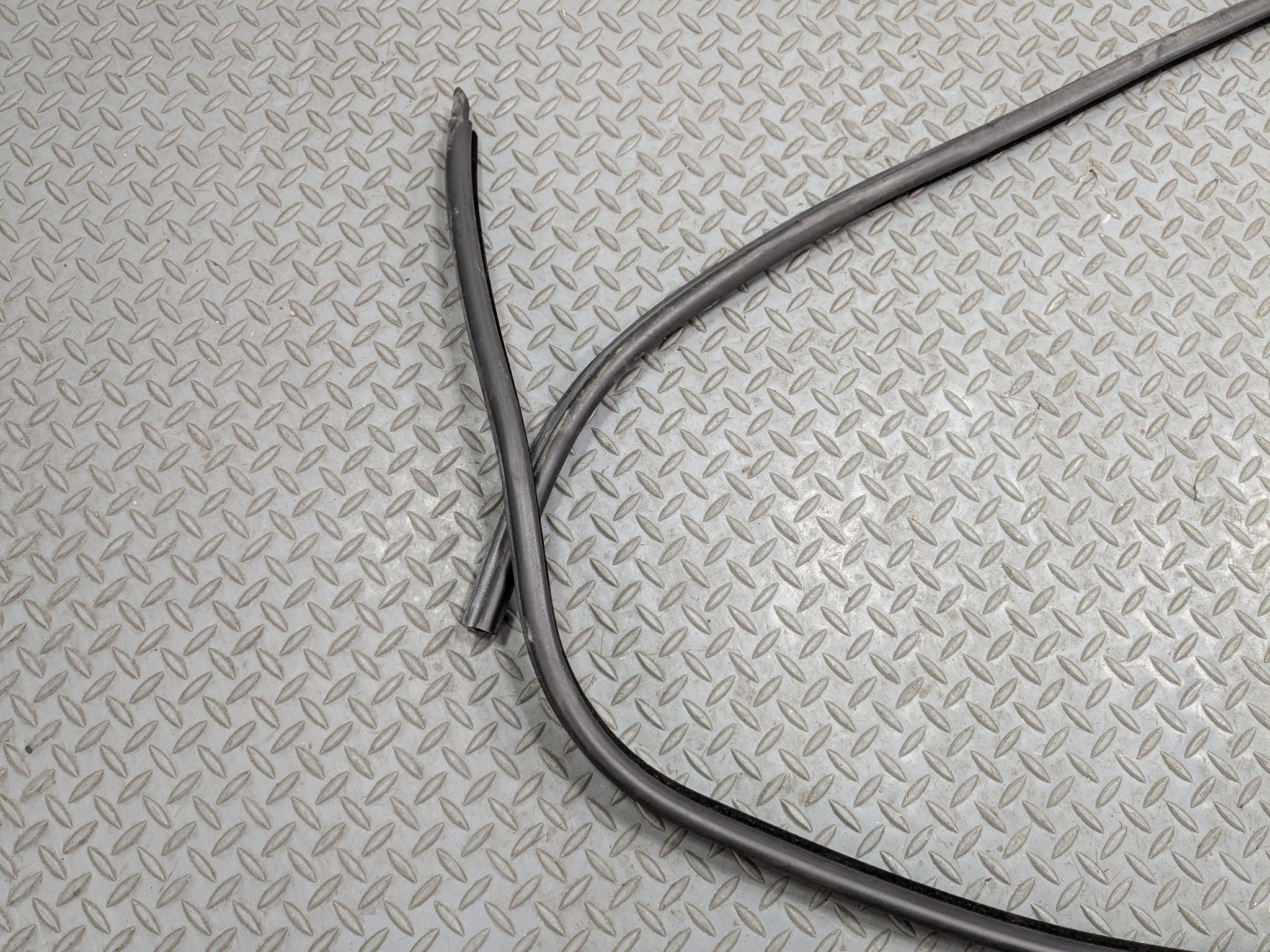 08-10 BMW 528I OEM DOOR SEAL WEATHER STRIPPING RUBBER REAR RIGHT PASSENGER SIDE