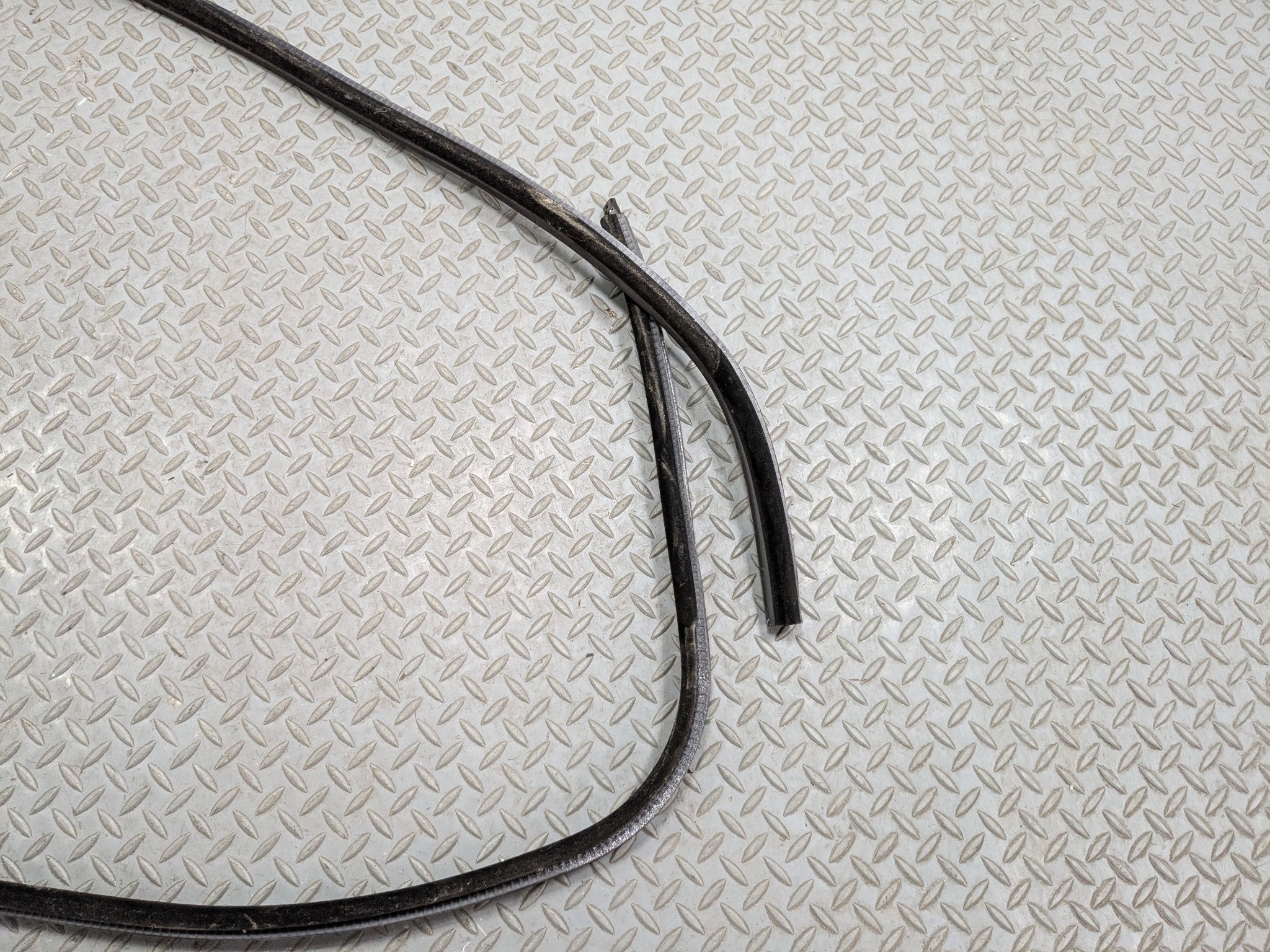 08-10 BMW 528I OEM DOOR SEAL WEATHER STRIPPING RUBBER REAR RIGHT PASSENGER SIDE