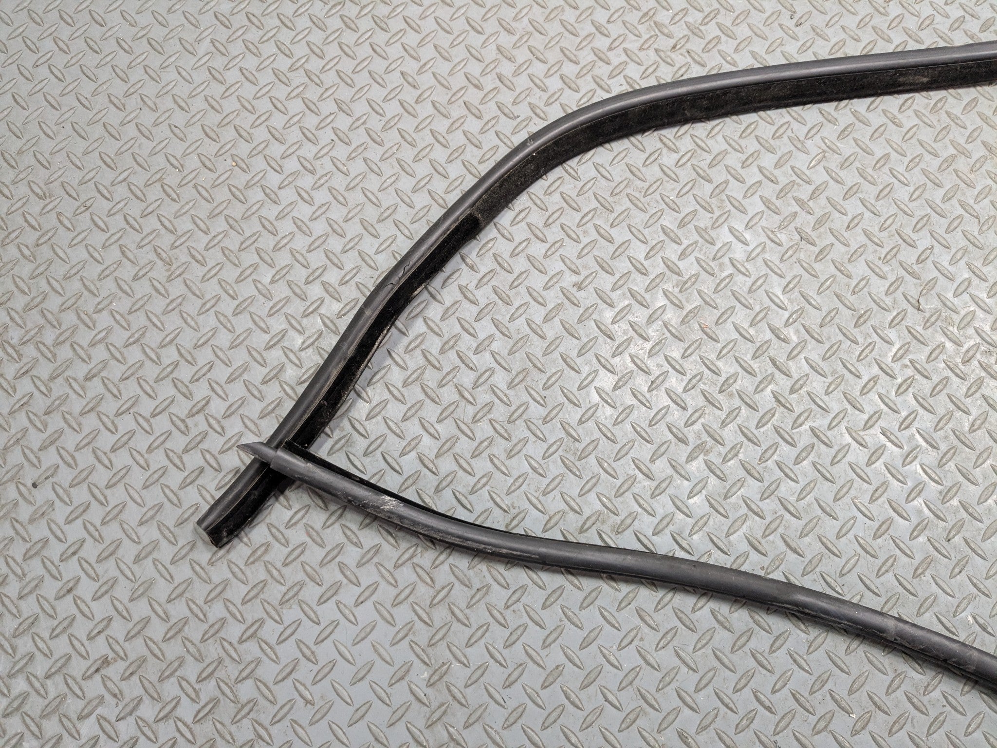 08 - 10 BMW 528I OEM DOOR SEAL WEATHER STRIPPING RUBBER REAR LEFT DRIVER SIDE