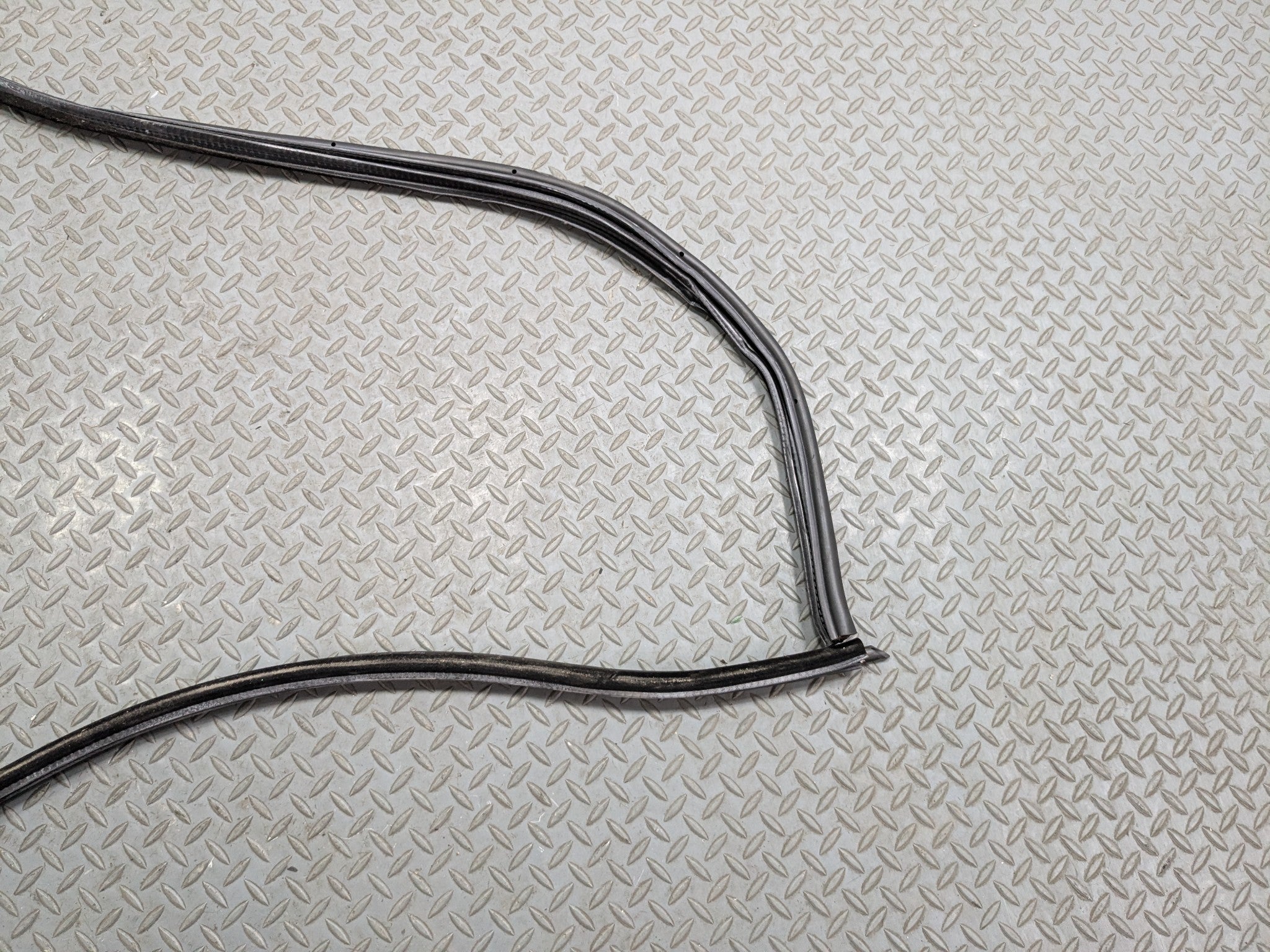 08 - 10 BMW 528I OEM DOOR SEAL WEATHER STRIPPING RUBBER REAR LEFT DRIVER SIDE
