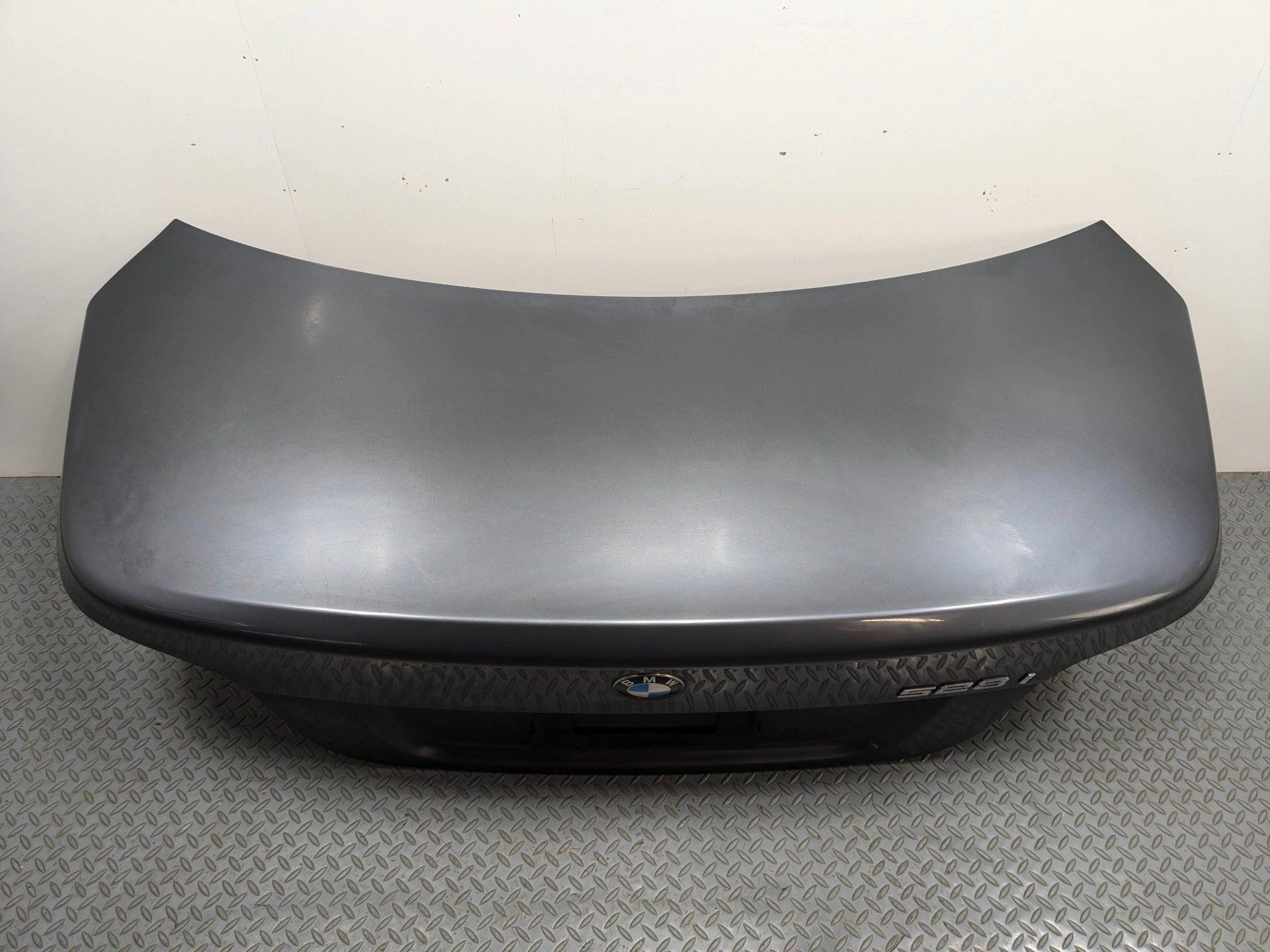 08 - 10 BMW 528I OEM REAR TRUNK BOOT DECK LID WITH EMBLEM GRAY METALLIC PLATINUM