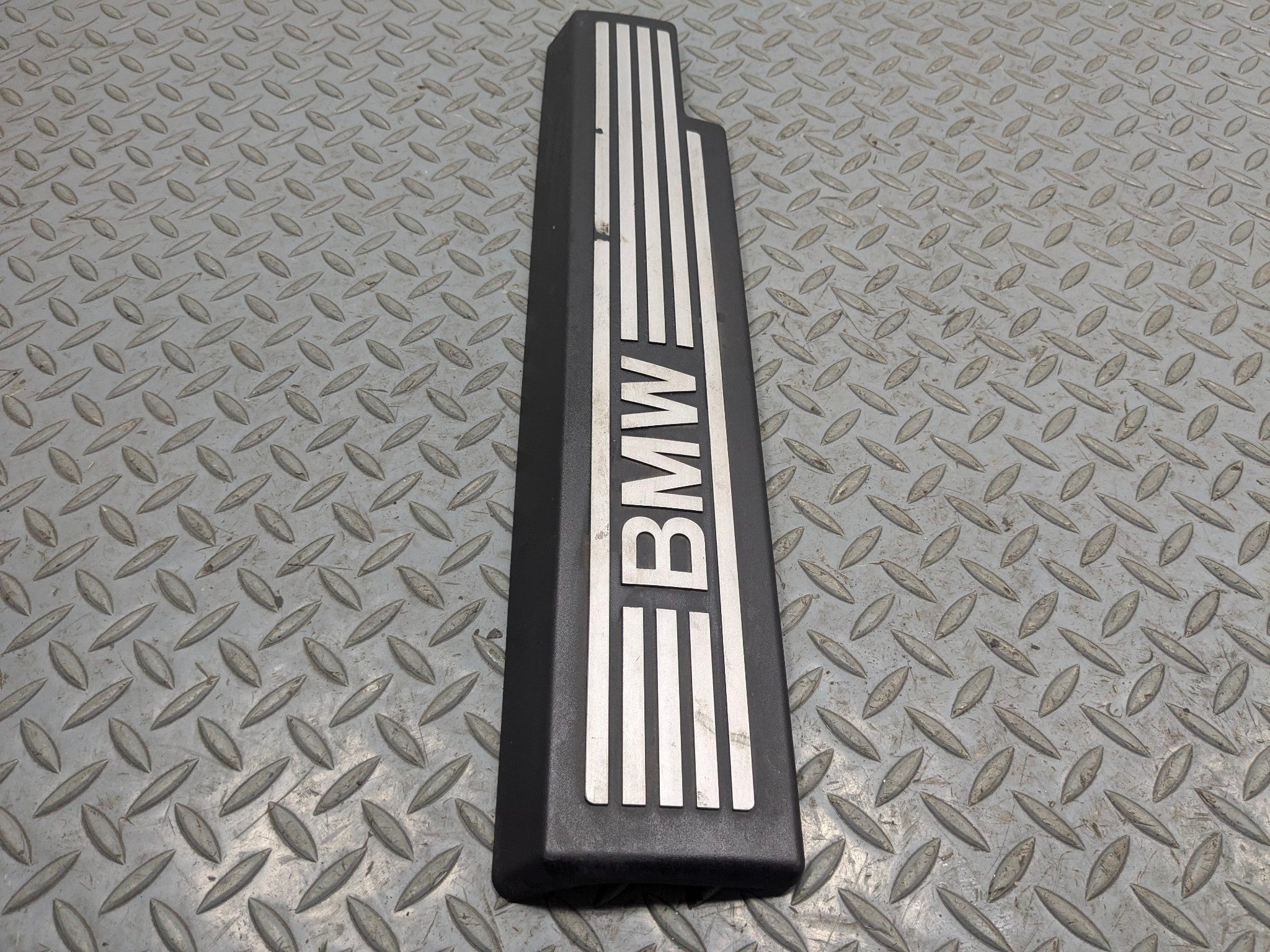 08 - 10 BMW 528I OEM FRONT ENGINE MOTOR AIR INTAKE MANIFOLD TRIM COVER EMBLEM