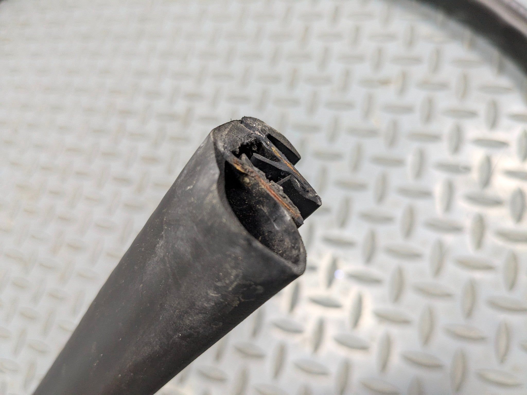 2011 - 2013 MINI COOPER OEM DOOR SEAL WEATHER STRIPPING RUBBER FRONT RIGHT SIDE