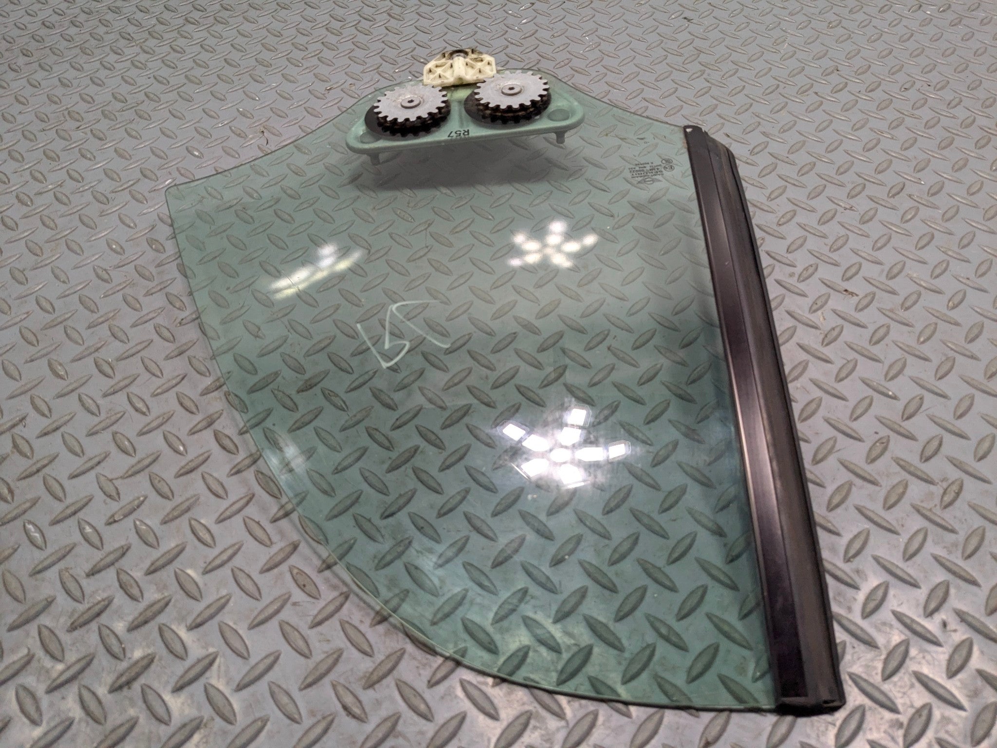 2011 - 2013 MINI COOPER OEM DOOR WINDOW QUARTER GLASS LEFT DRIVER SIDE