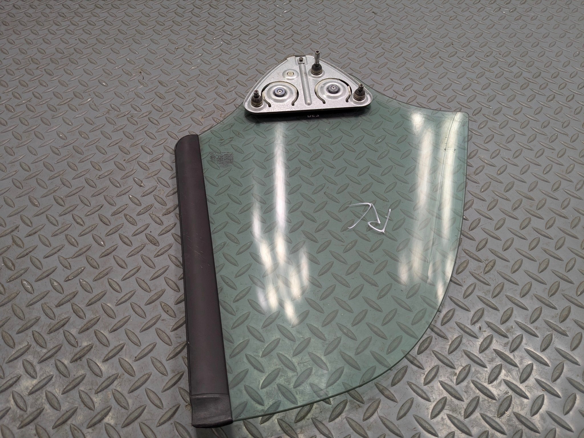 2011 - 2013 MINI COOPER OEM DOOR WINDOW QUARTER GLASS LEFT DRIVER SIDE