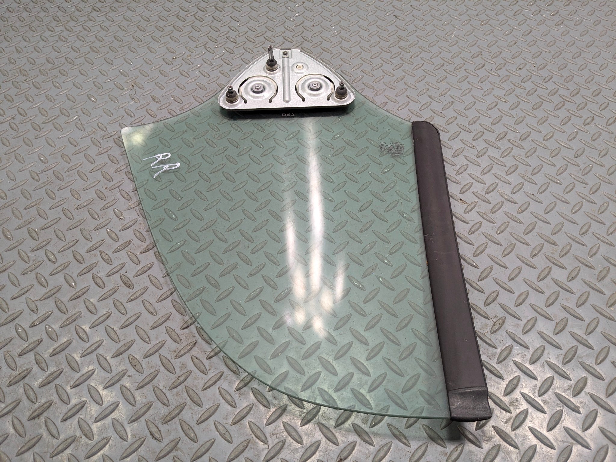 2011 - 2013 MINI COOPER OEM DOOR WINDOW QUARTER GLASS RIGHT PASSENGER SIDE