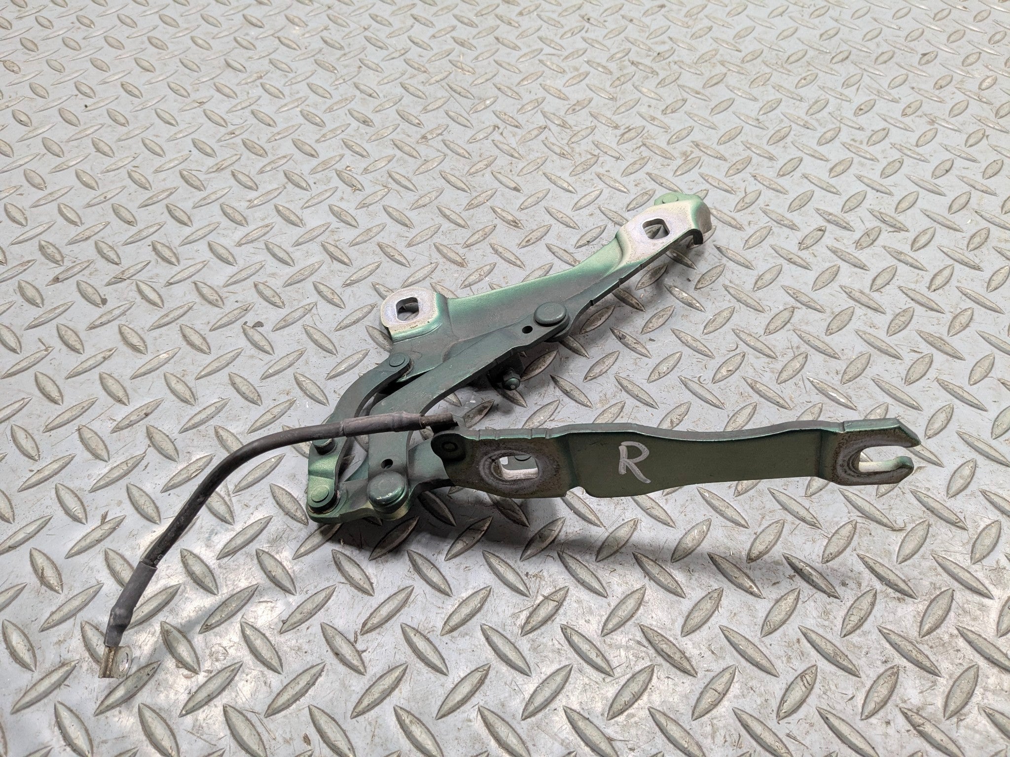 11 - 13 MINI COOPER OEM HOOD HINGE SUPPORT BRACKET FRONT RIGHT PASSENGER SIDE