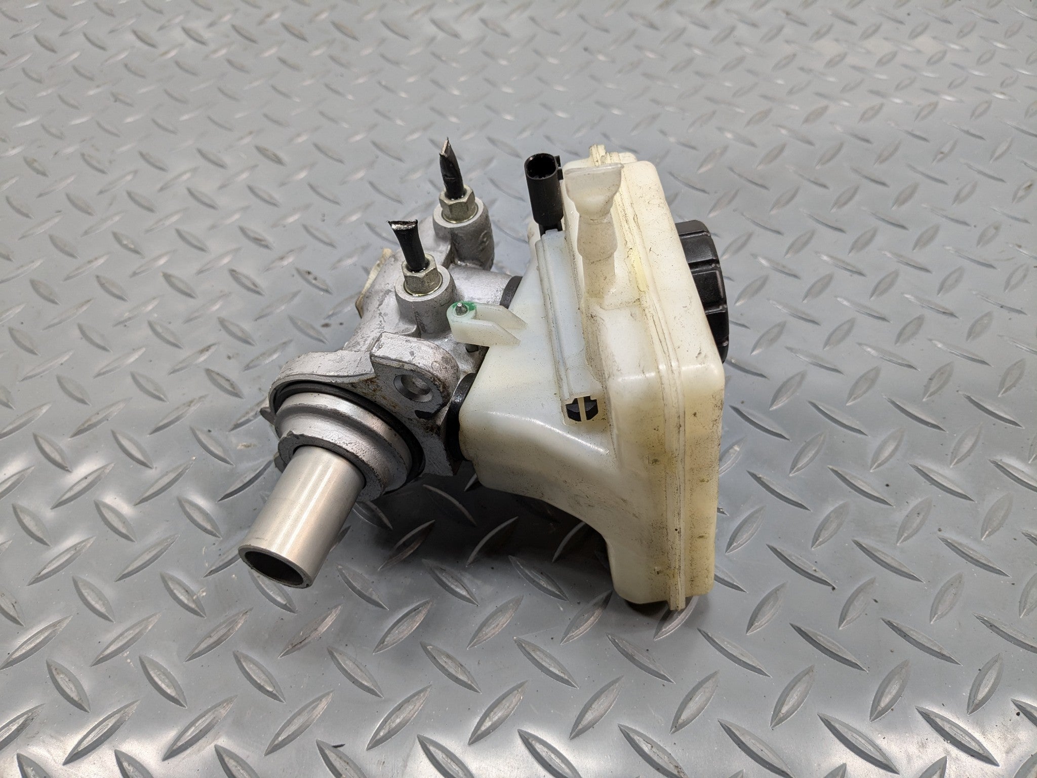 2011 - 2013 MINI COOPER OEM BRAKE MASTER CYLINDER WITH RESERVOIR ASSEMBLY