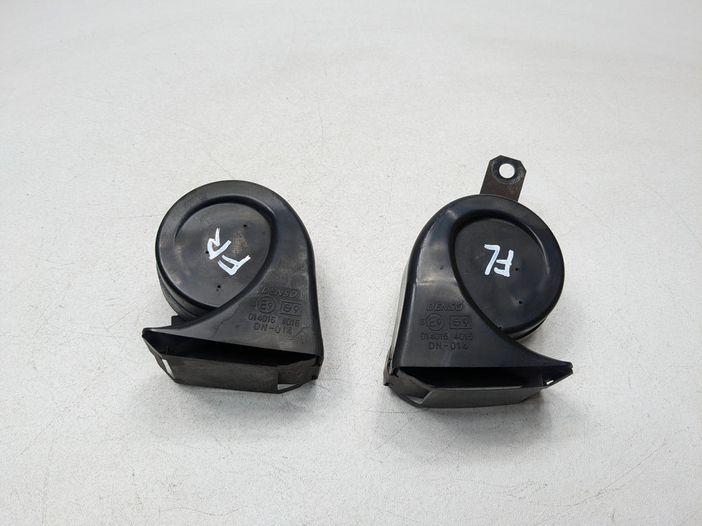 05-06 TOYOTA TUNDRA OEM SAFETY HORN SET HIGH LOW TONE PITCH FRONT LEFT AND RIGHT