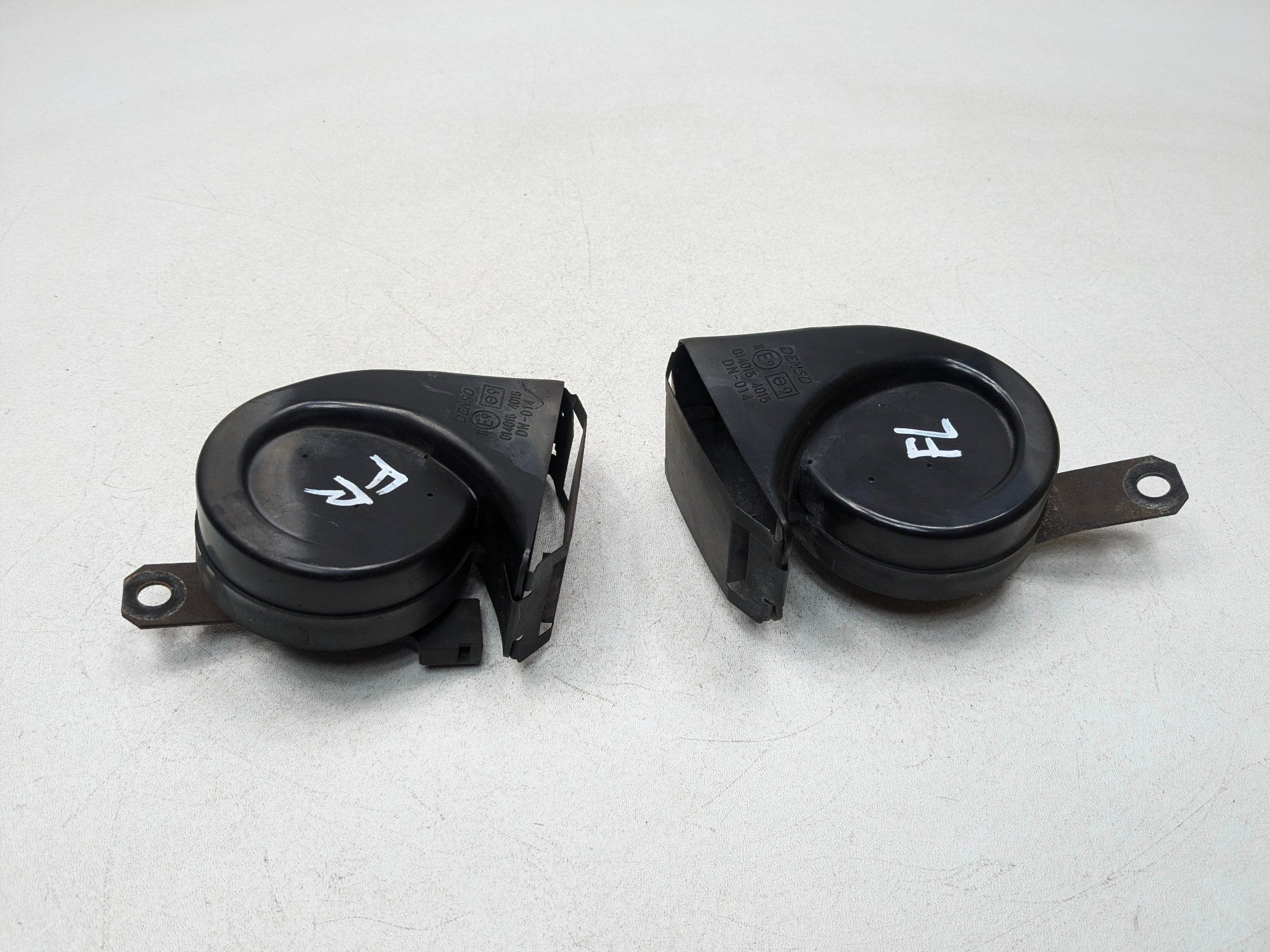 05-06 TOYOTA TUNDRA OEM SAFETY HORN SET HIGH LOW TONE PITCH FRONT LEFT AND RIGHT