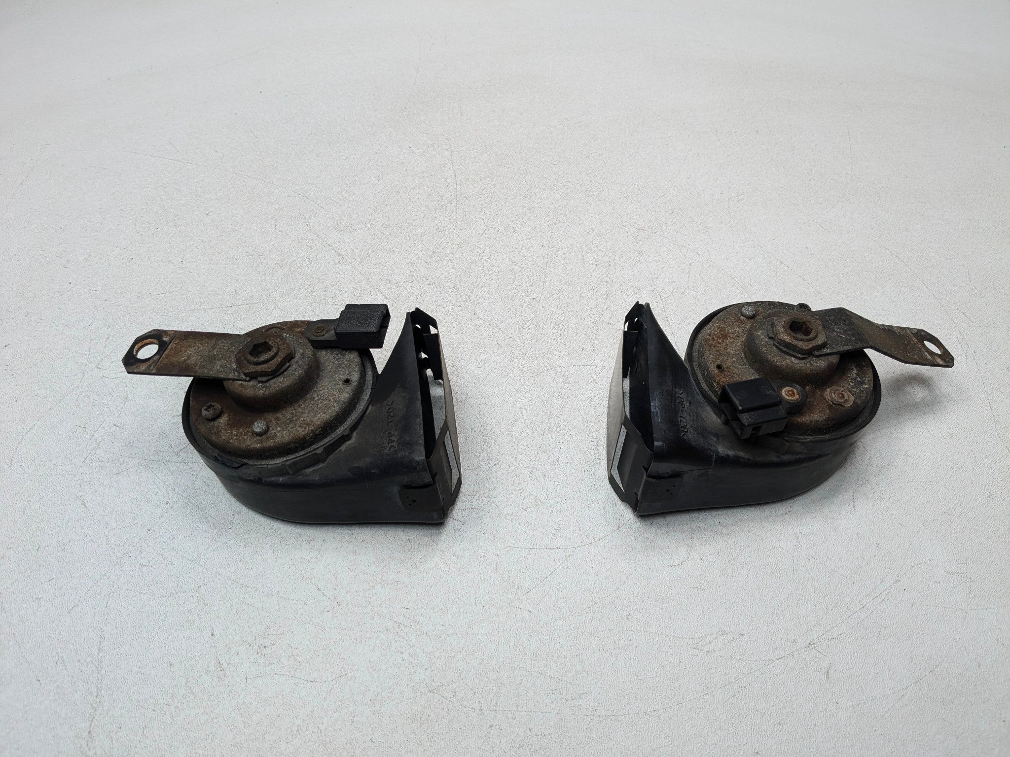 05-06 TOYOTA TUNDRA OEM SAFETY HORN SET HIGH LOW TONE PITCH FRONT LEFT AND RIGHT