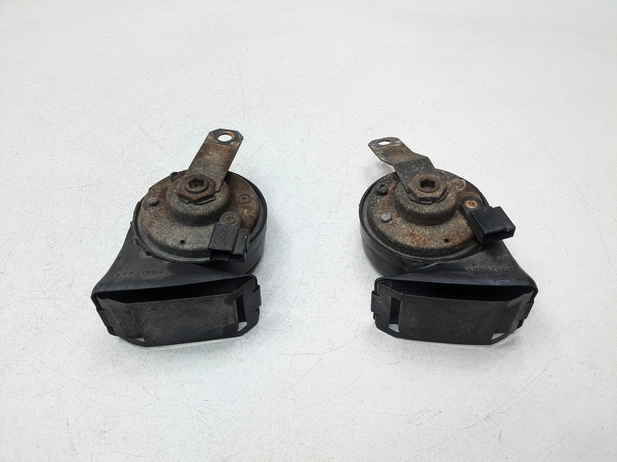 05-06 TOYOTA TUNDRA OEM SAFETY HORN SET HIGH LOW TONE PITCH FRONT LEFT AND RIGHT