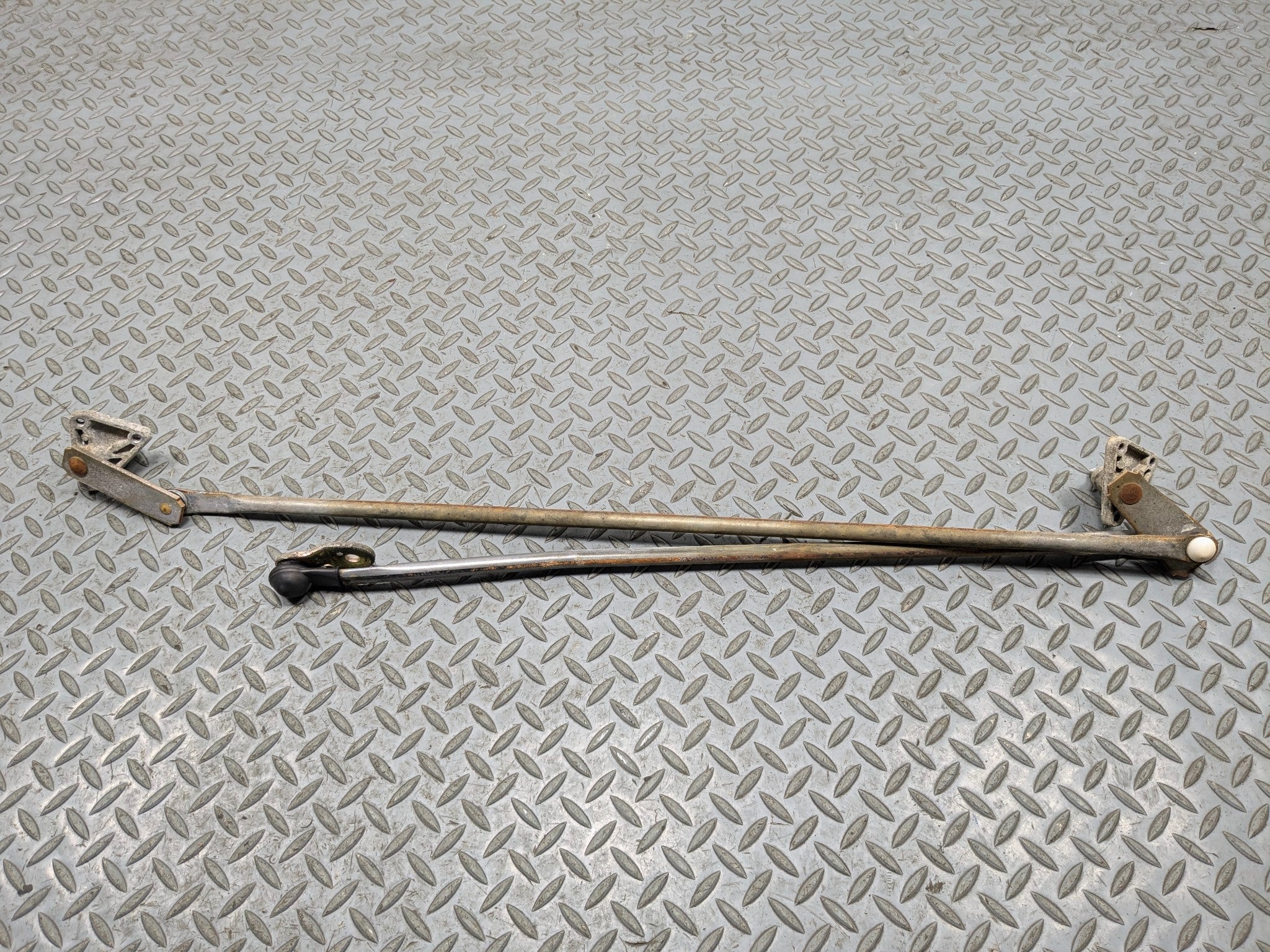 05 - 06 TOYOTA TUNDRA OEM WINDSHIELD WIPER TRANSMISSION LINKAGE WITHOUT MOTOR
