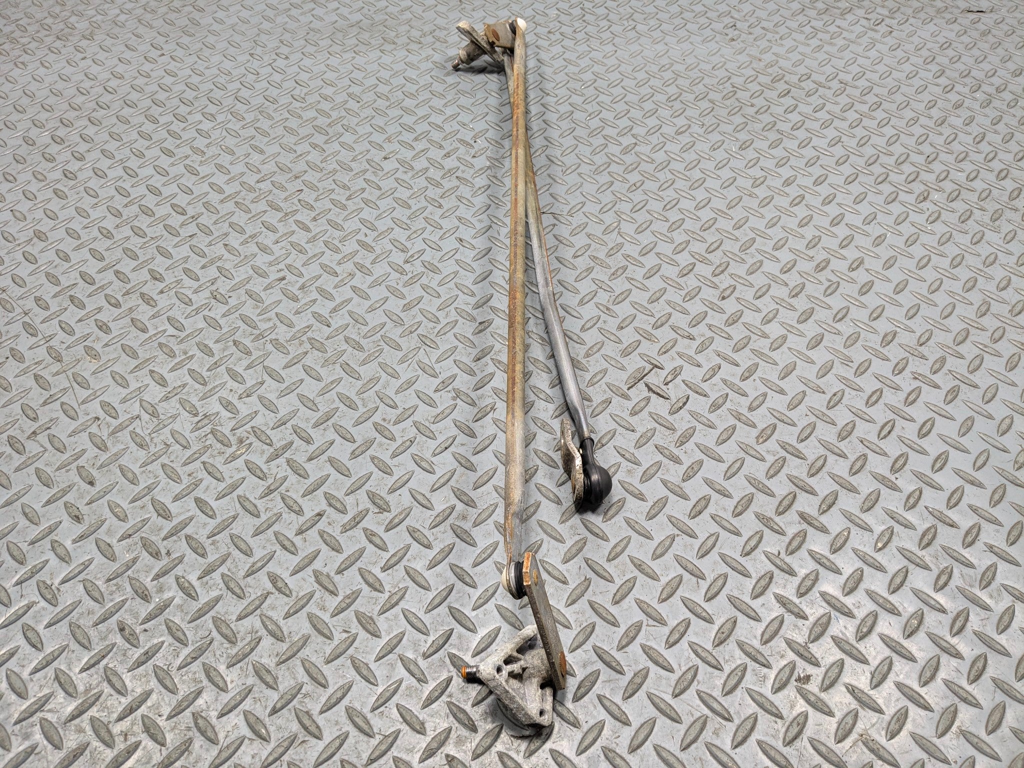 05 - 06 TOYOTA TUNDRA OEM WINDSHIELD WIPER TRANSMISSION LINKAGE WITHOUT MOTOR