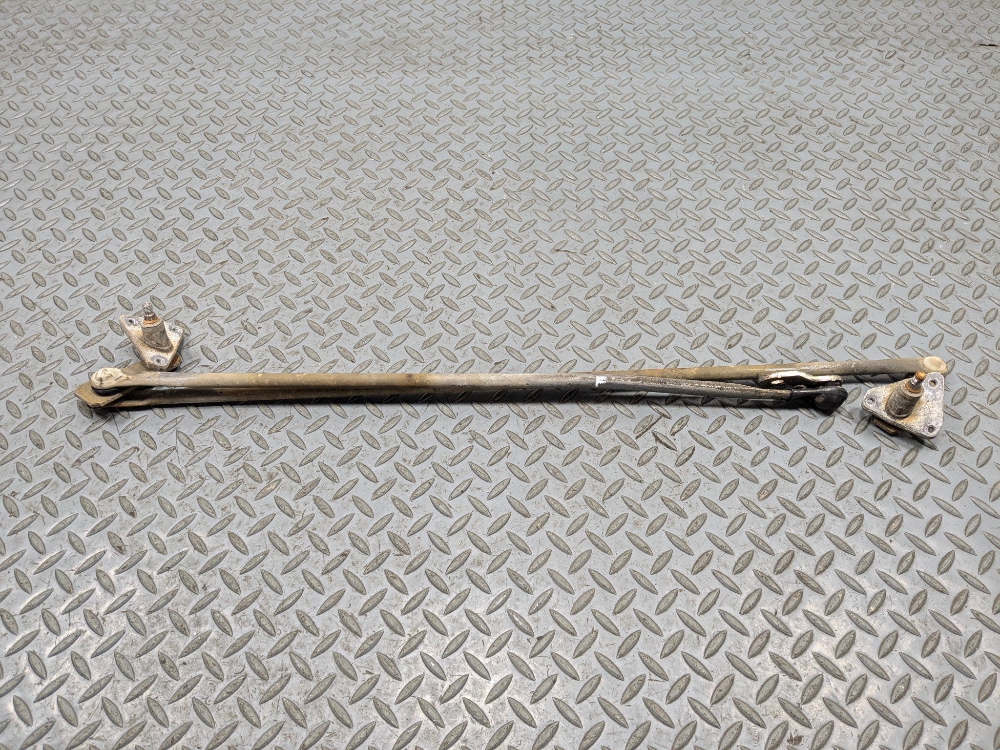 05 - 06 TOYOTA TUNDRA OEM WINDSHIELD WIPER TRANSMISSION LINKAGE WITHOUT MOTOR