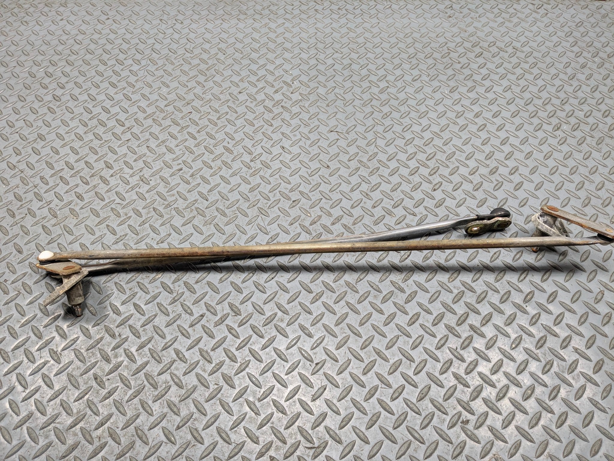 05 - 06 TOYOTA TUNDRA OEM WINDSHIELD WIPER TRANSMISSION LINKAGE WITHOUT MOTOR