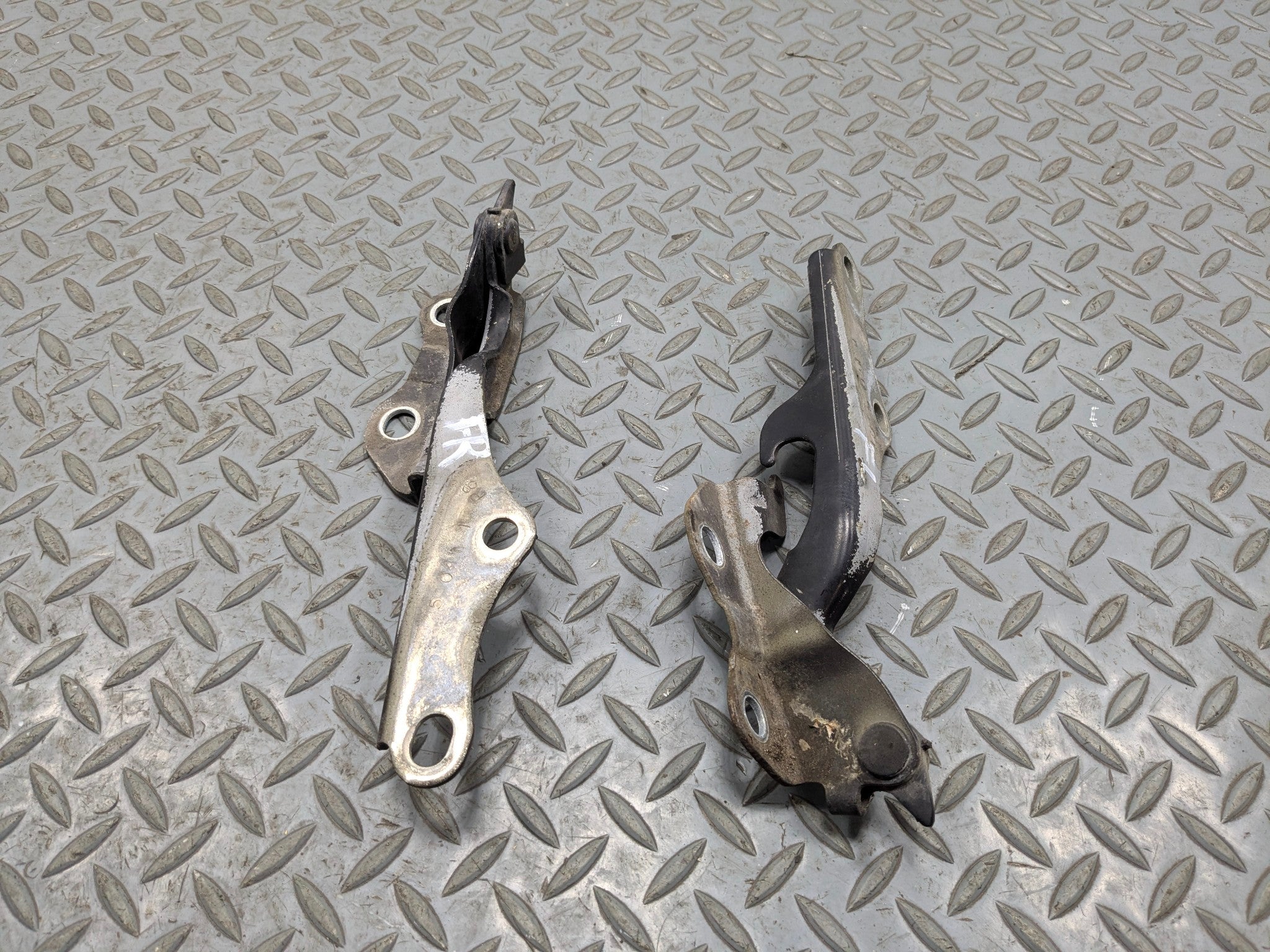 05 - 06 TOYOTA TUNDRA OEM HOOD HINGE SUPPORT BRACKET FRONT LEFT AND RIGHT SIDE