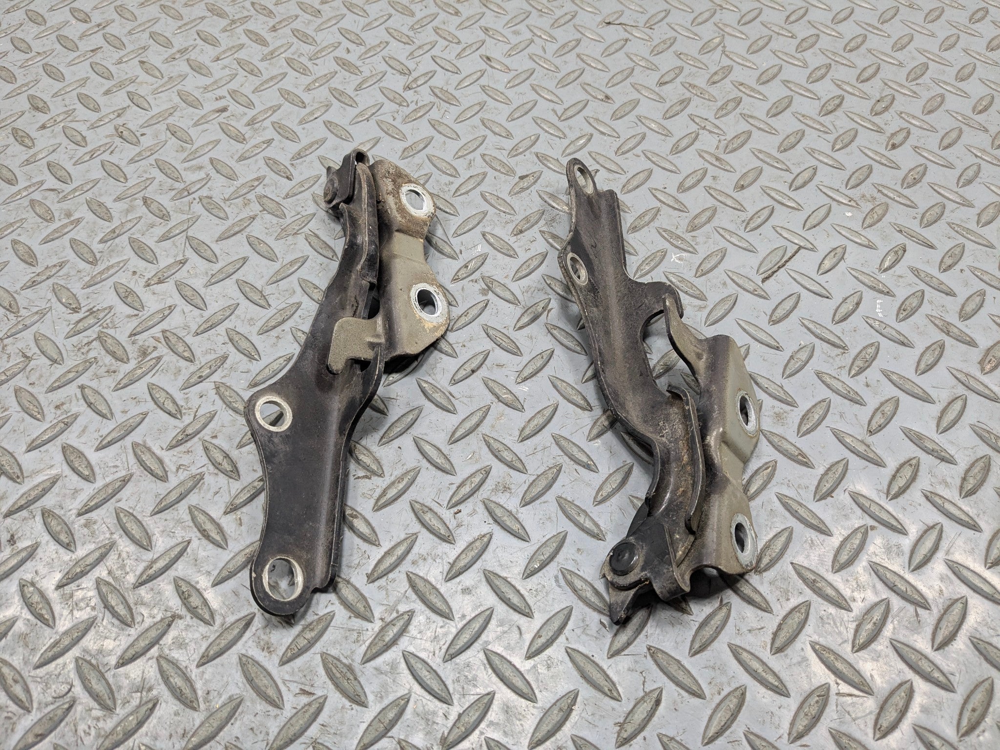 05 - 06 TOYOTA TUNDRA OEM HOOD HINGE SUPPORT BRACKET FRONT LEFT AND RIGHT SIDE