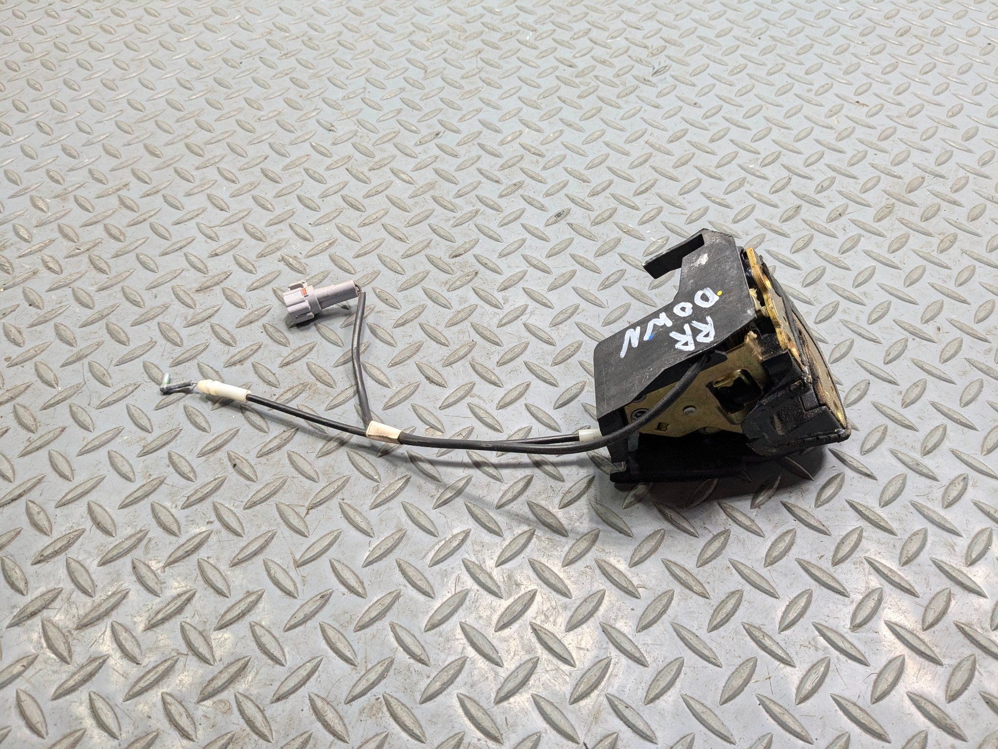 05 - 06 TOYOTA TUNDRA OEM LOWER BOTTOM DOOR LOCK LATCH REAR RIGHT PASSENGER SIDE