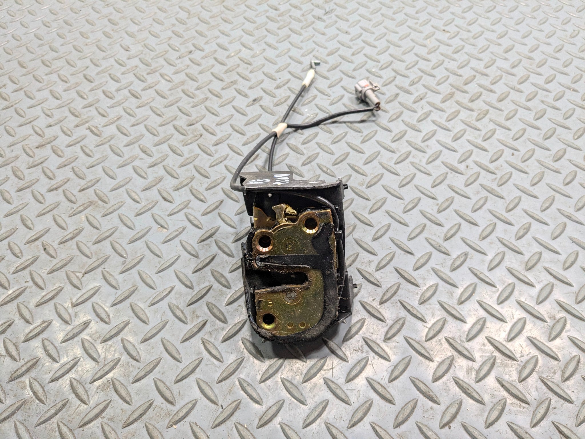 05 - 06 TOYOTA TUNDRA OEM LOWER BOTTOM DOOR LOCK LATCH REAR RIGHT PASSENGER SIDE