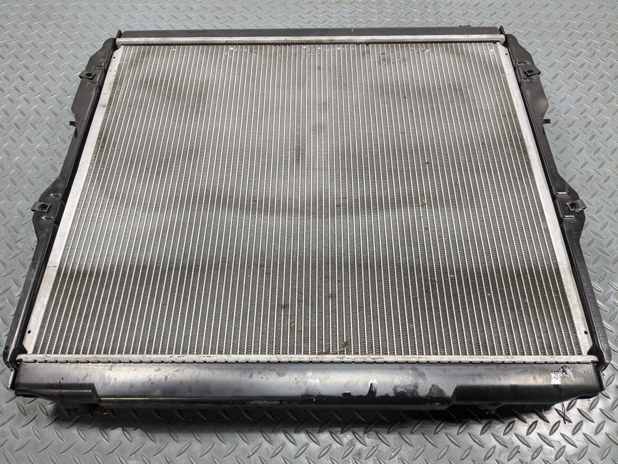 2005 - 2006 TOYOTA TUNDRA OEM ENGINE COOLING RADIATOR WITH ALUMINIUM CORE