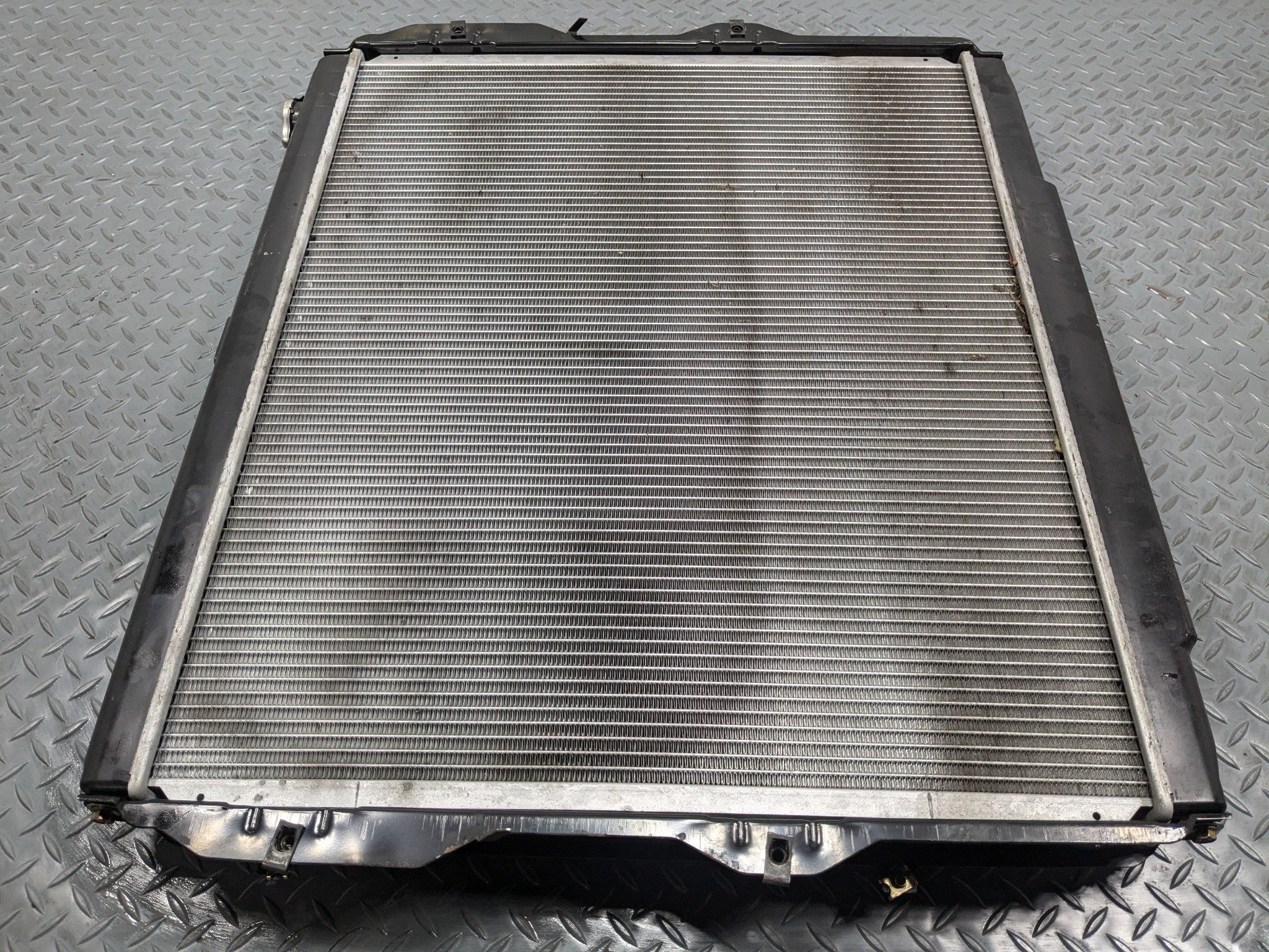2005 - 2006 TOYOTA TUNDRA OEM ENGINE COOLING RADIATOR WITH ALUMINIUM CORE