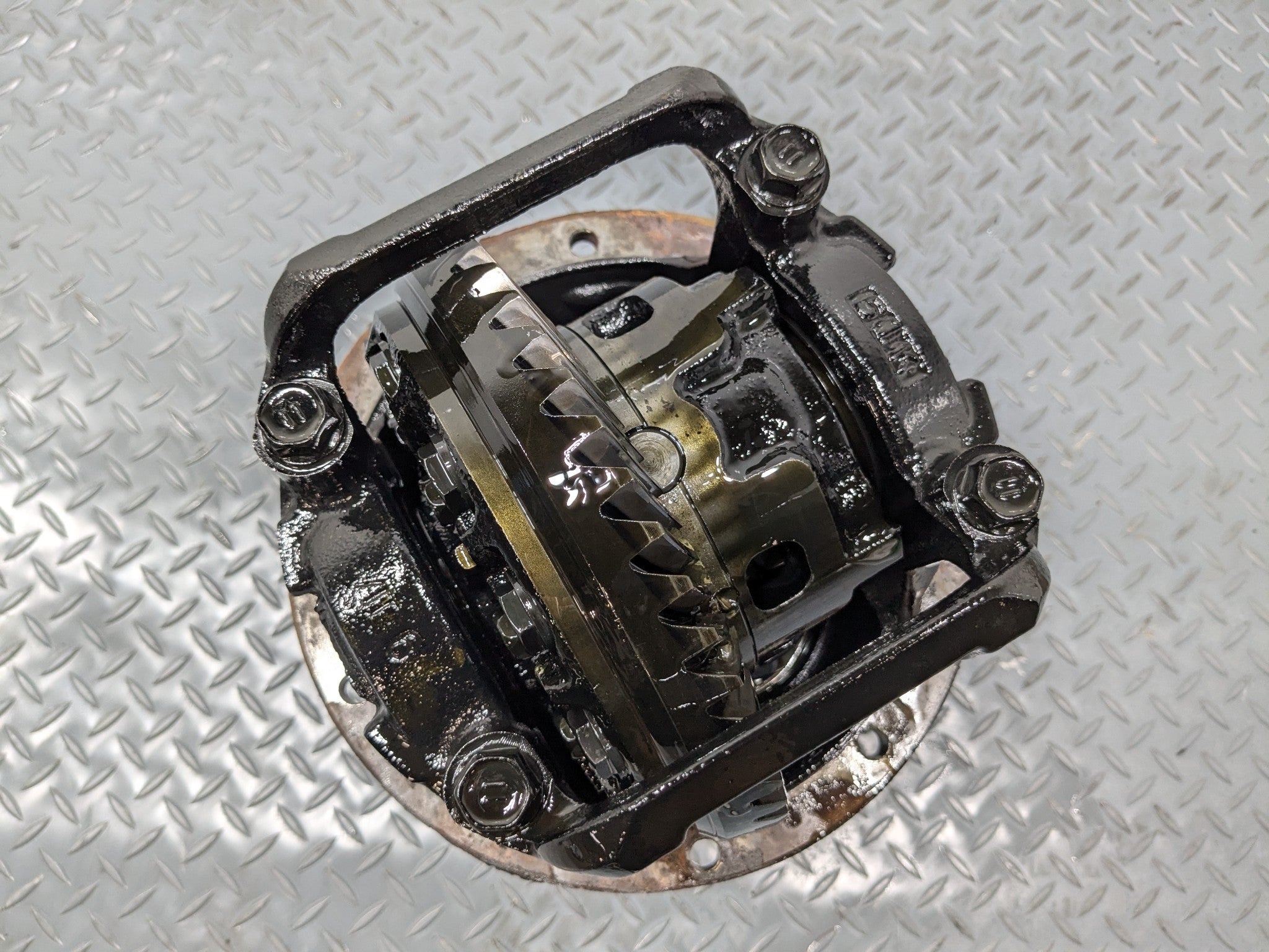 05 - 06 TOYOTA TUNDRA OEM REAR DIFFERENTIAL 3RD MEMBER 8.4 INCH  3.9 GEAR RATIO