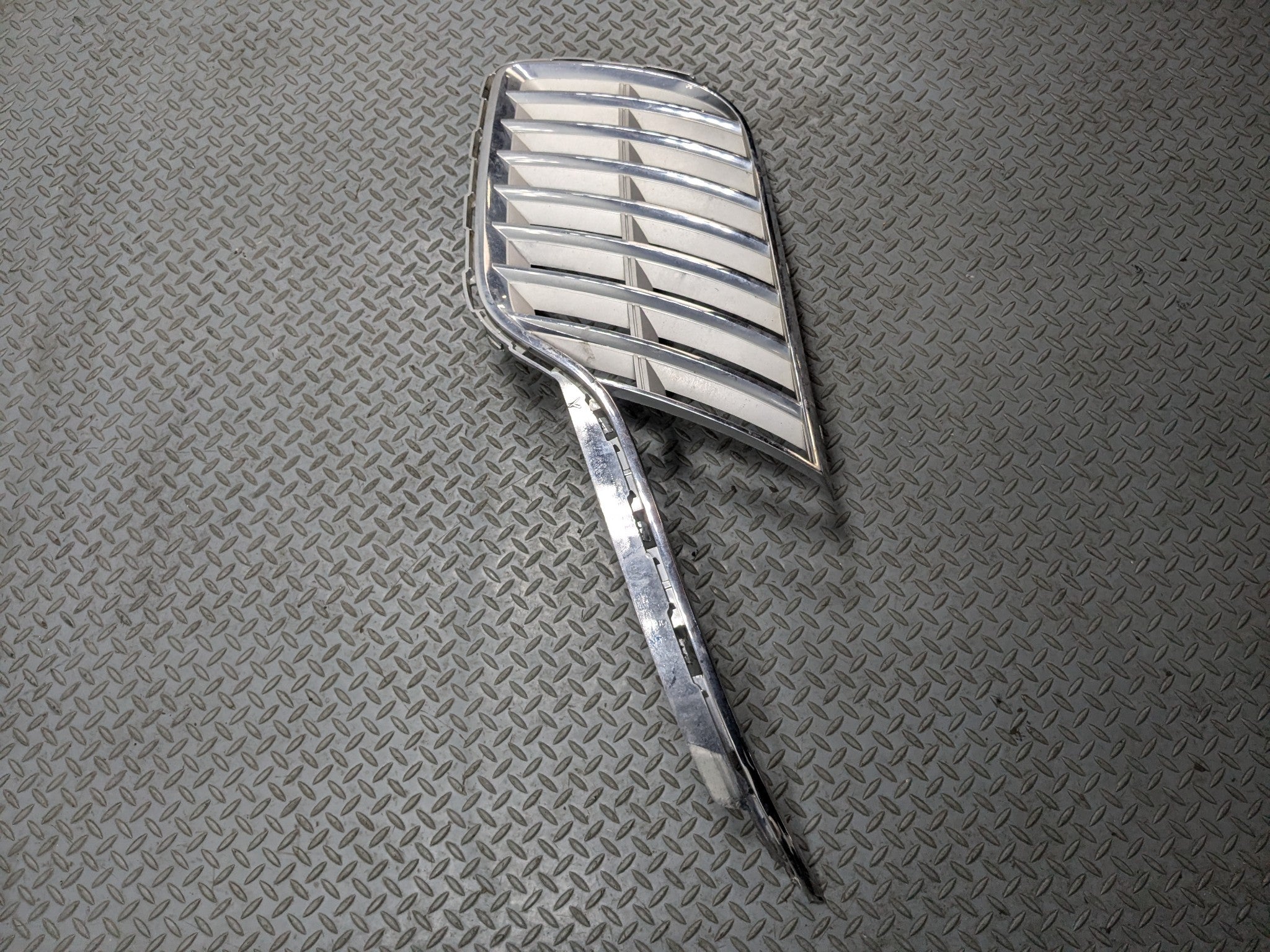 10 - 15 LINCOLN MKT OEM FRONT LEFT GRILLE ASSEMBLY INSERT MOLDING CHROME GRILLE