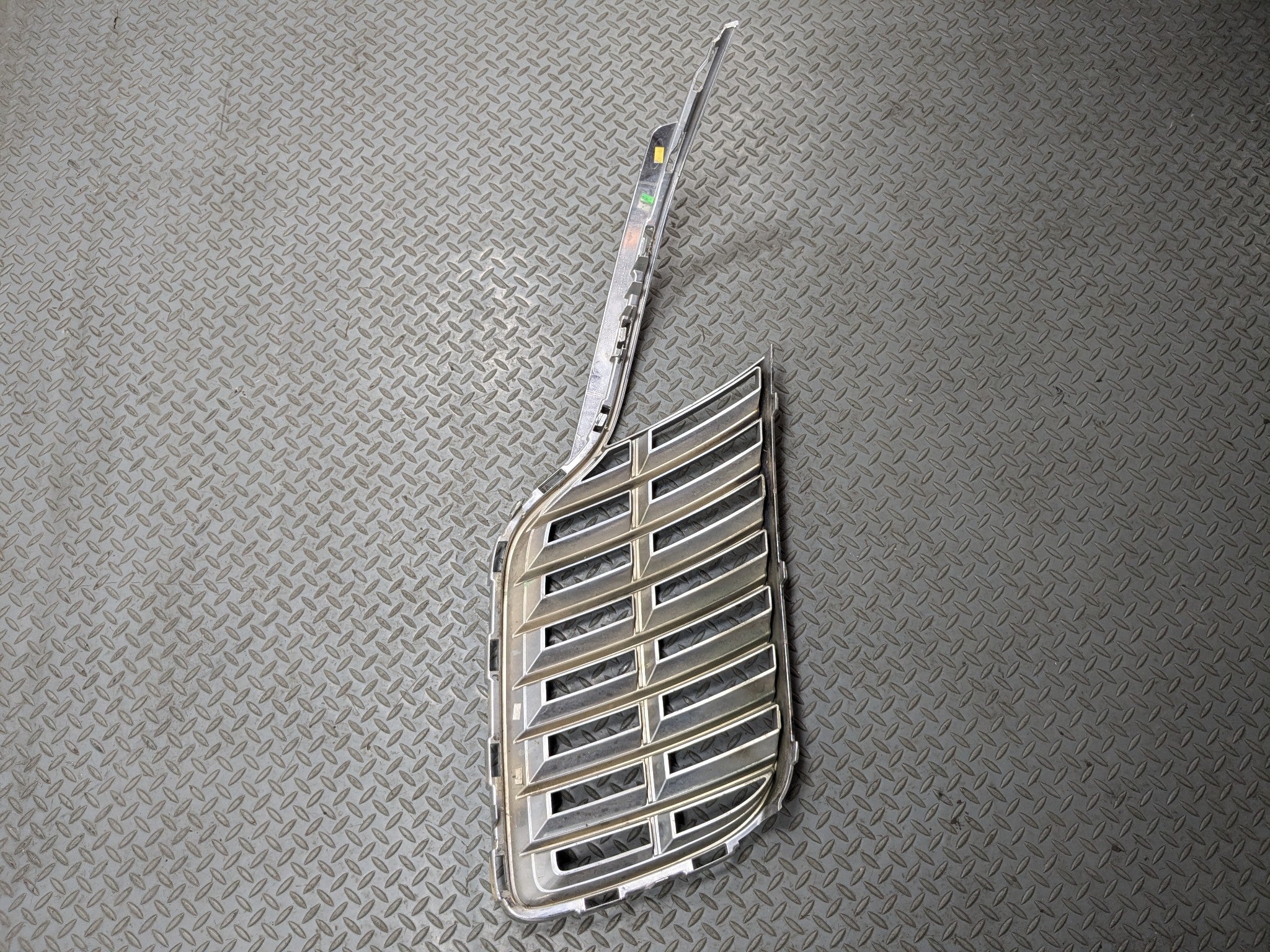 10 - 15 LINCOLN MKT OEM FRONT LEFT GRILLE ASSEMBLY INSERT MOLDING CHROME GRILLE