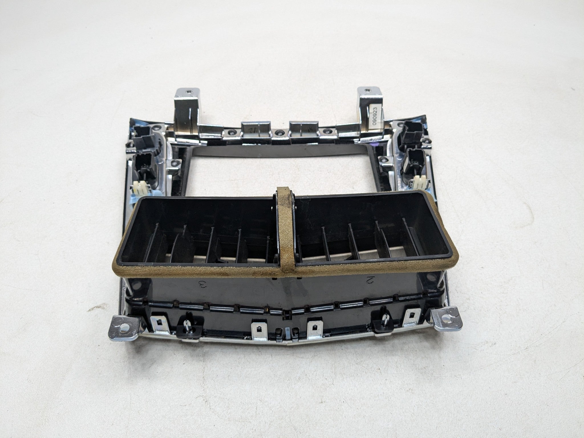 10 - 15 LINCOLN MKT OEM DASH AIR CONDITIONING AC HEATER VENT BEZEL FRONT CENTER