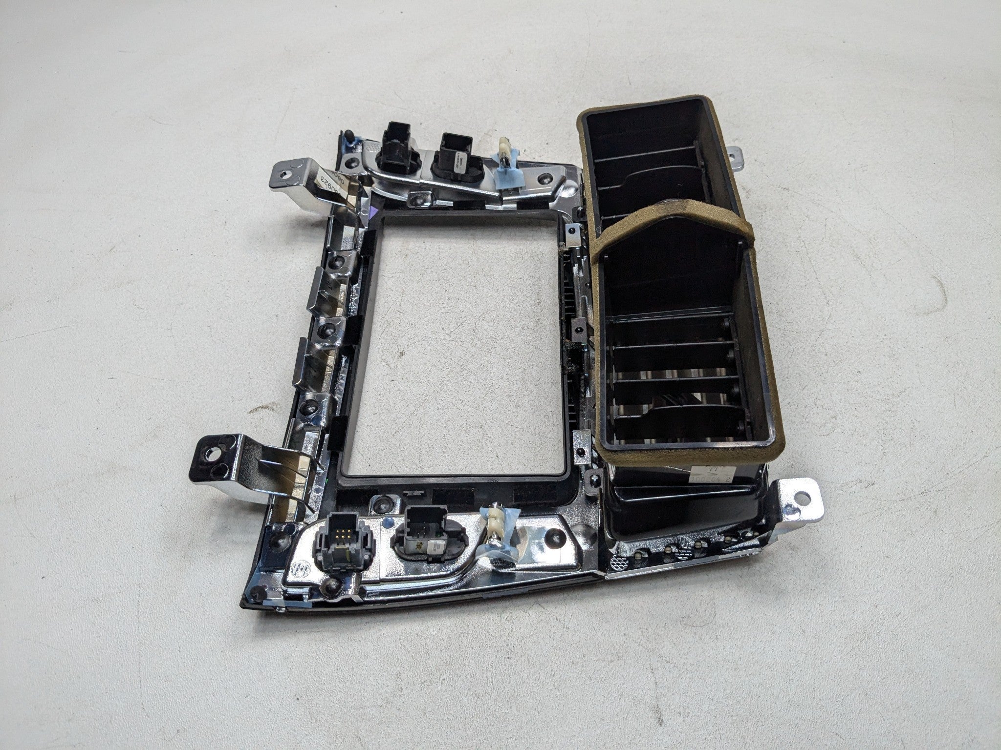 10 - 15 LINCOLN MKT OEM DASH AIR CONDITIONING AC HEATER VENT BEZEL FRONT CENTER