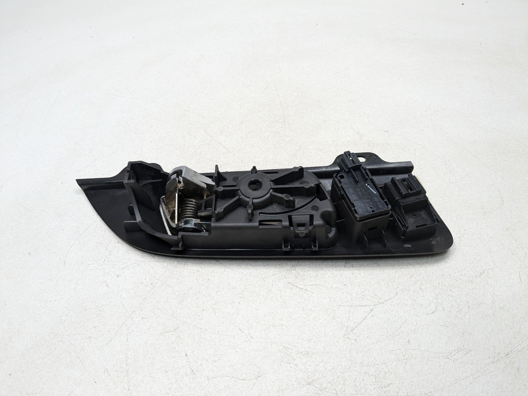 10 - 15 LINCOLN MKT OEM INTERIOR DOOR HANDLE WITH SWITCH FRONT LEFT DRIVER SIDE