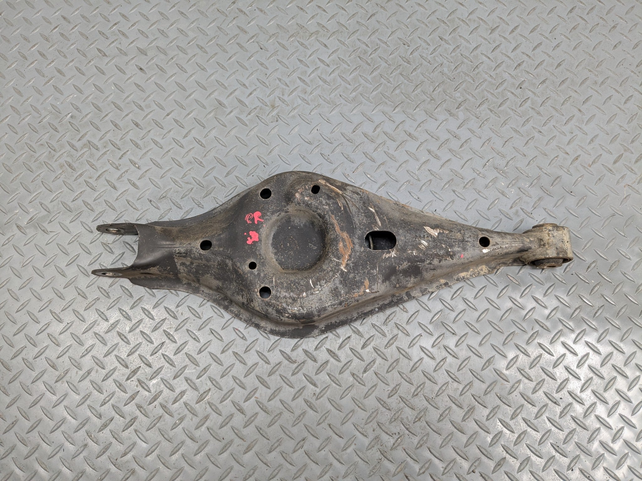 10 - 15 LINCOLN MKT OEM LOWER CONTROL ARM SPRING PERCH REAR RIGHT PASSENGER SIDE