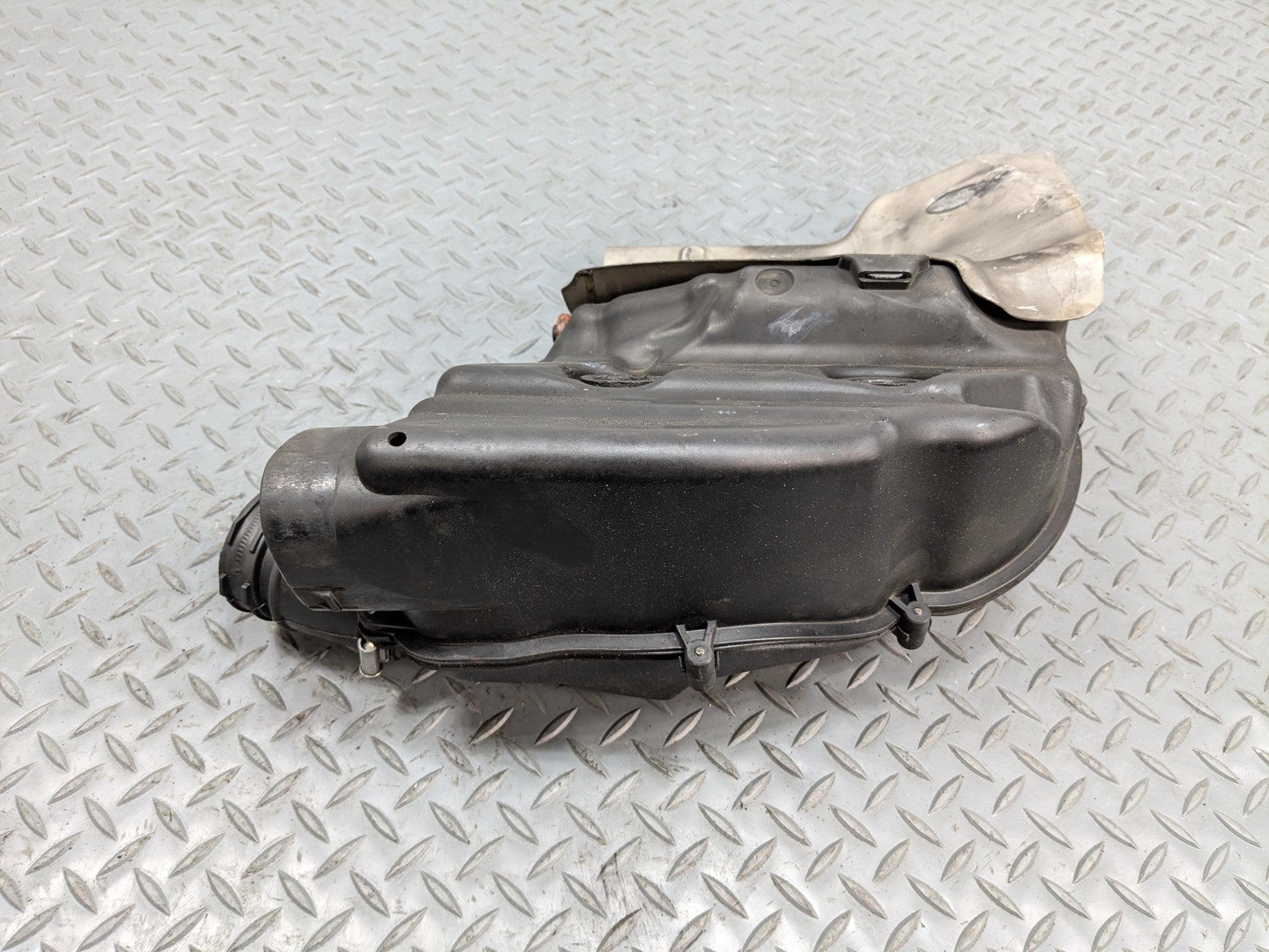 08 - 12 BMW X6 OEM AIR INTAKE FILTER BOX ASSEMBLY RIGHT FRONT 4.4L TWIN TURBO