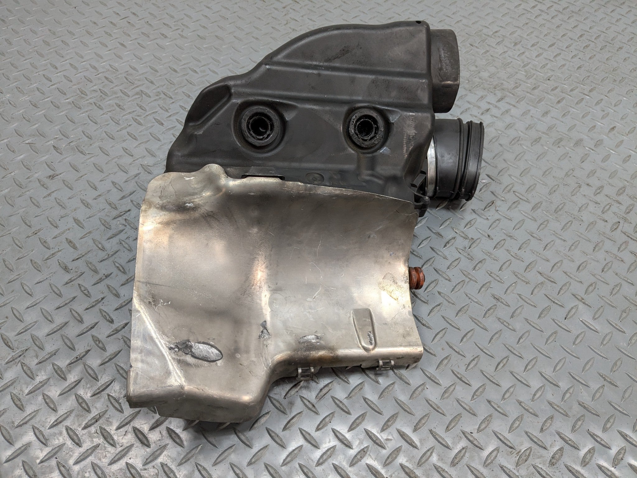 08 - 12 BMW X6 OEM AIR INTAKE FILTER BOX ASSEMBLY RIGHT FRONT 4.4L TWIN TURBO