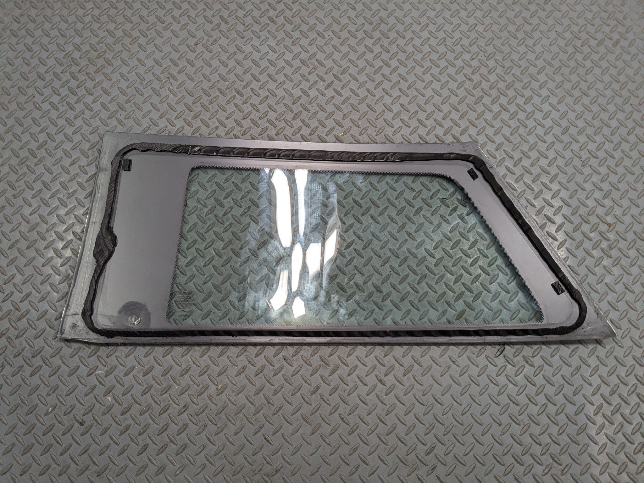 2013 - 2017 MINI COOPER OEM QUARTER WINDOW GLASS REAR RIGHT SIDE