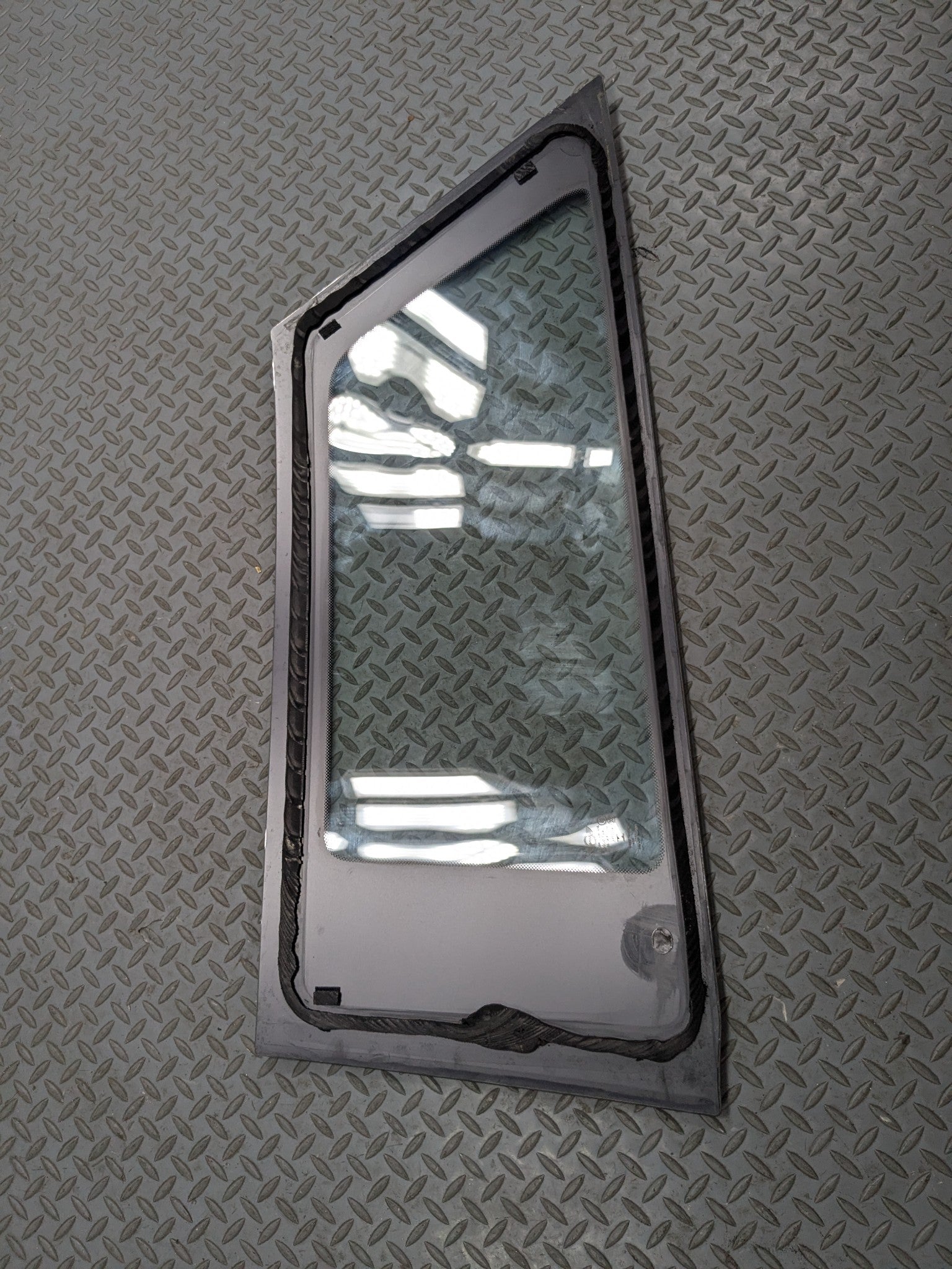2013 - 2017 MINI COOPER OEM QUARTER WINDOW GLASS REAR RIGHT SIDE