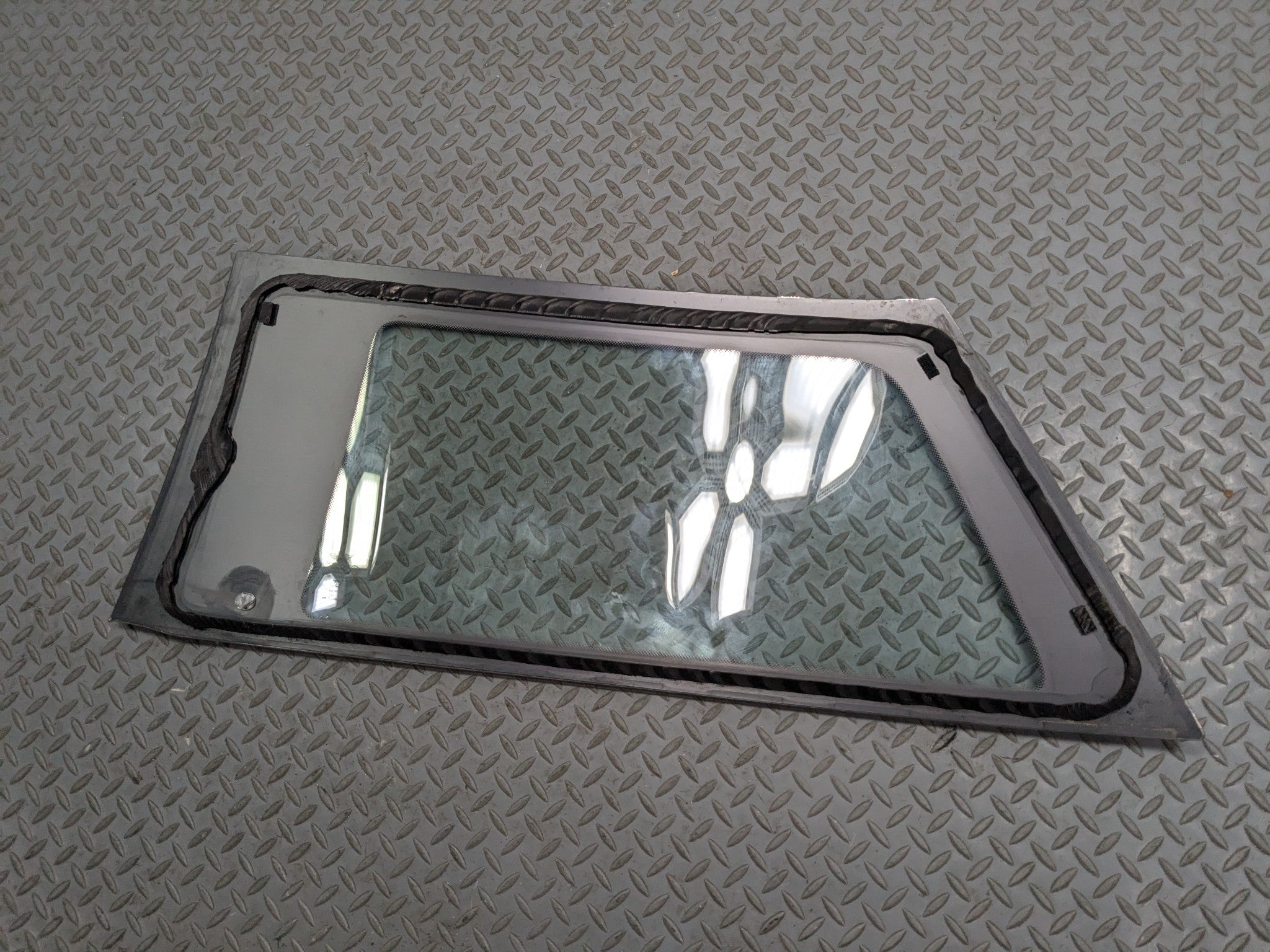 2013 - 2017 MINI COOPER OEM QUARTER WINDOW GLASS REAR RIGHT SIDE