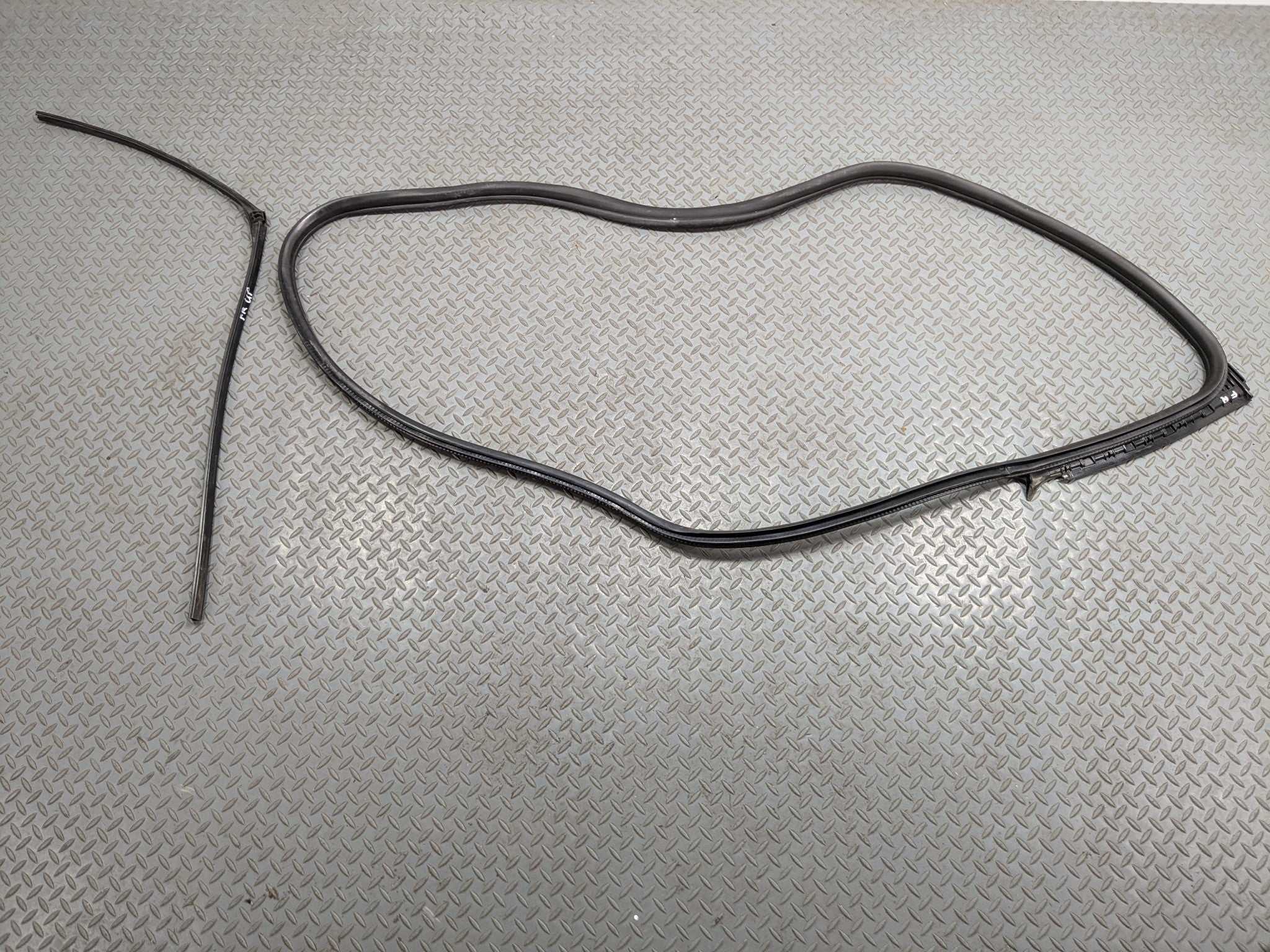2013 - 2017 MINI COOPER OEM DOOR SEAL WEATHER STRIPPING RUBBER FRONT RIGHT SIDE