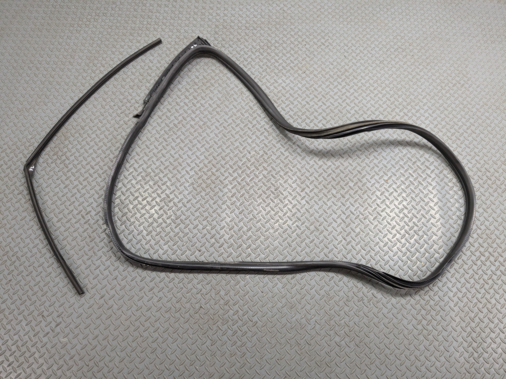 2013 - 2017 MINI COOPER OEM DOOR SEAL WEATHER STRIPPING RUBBER FRONT LEFT SIDE