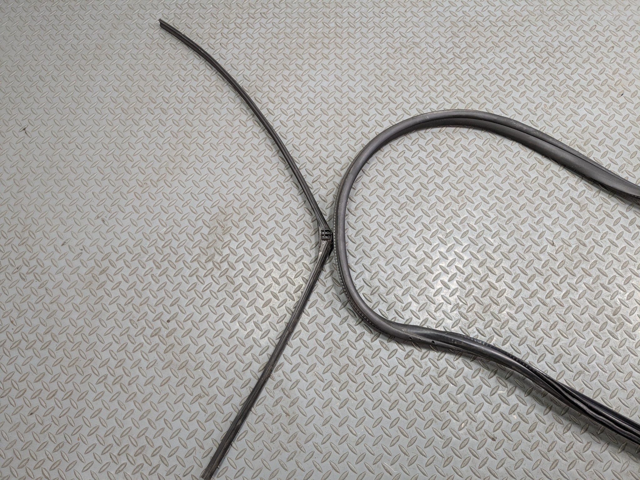 2013 - 2017 MINI COOPER OEM DOOR SEAL WEATHER STRIPPING RUBBER FRONT LEFT SIDE