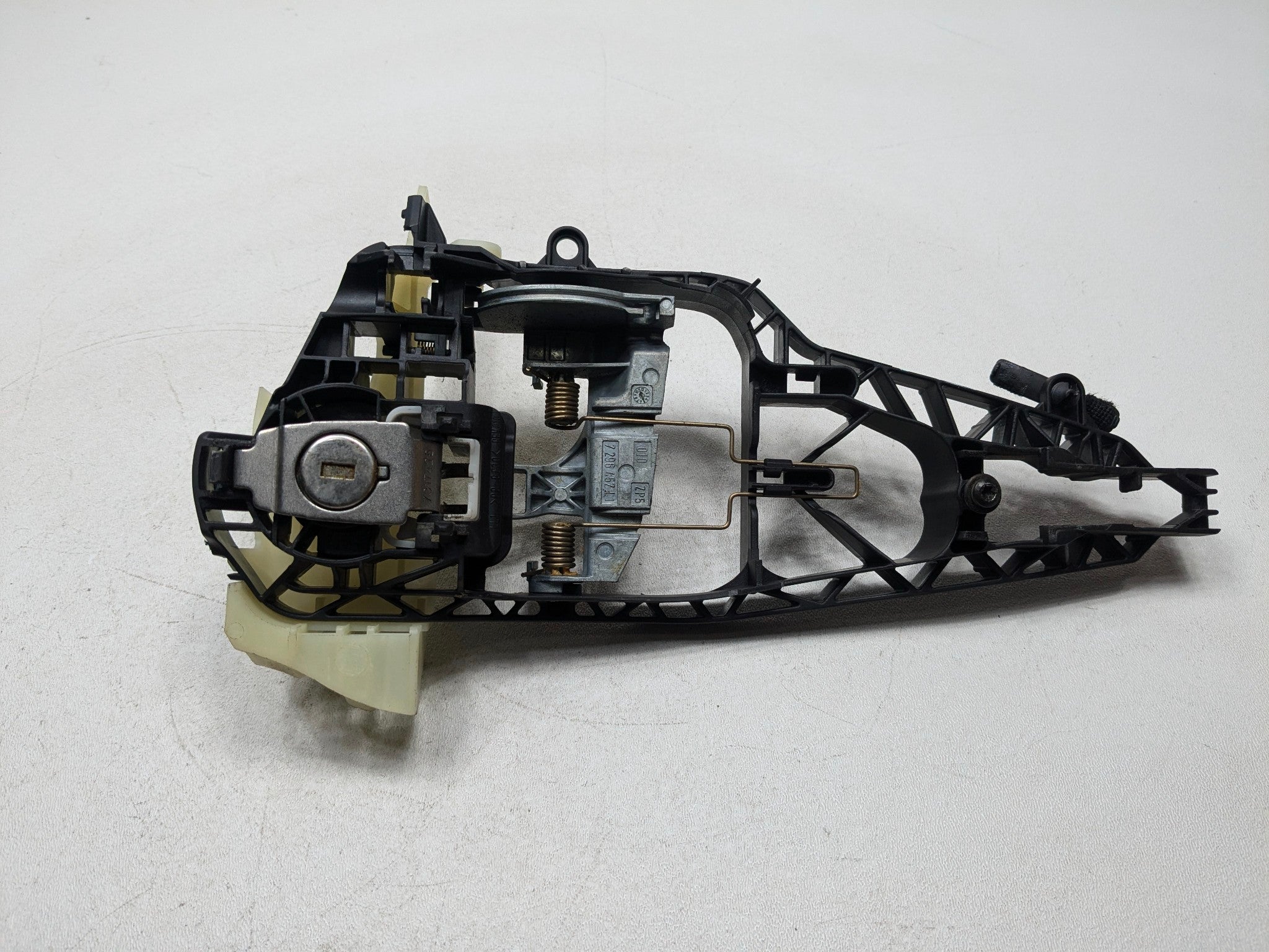 2013 - 2017 MINI COOPER OEM EXTERIOR DOOR HANDLE BRACKET FRONT LEFT DRIVER SIDE