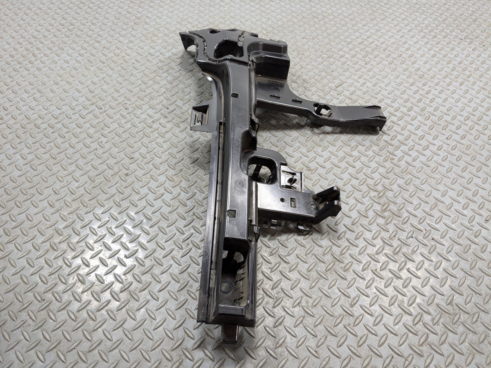 2013 - 2017 MINI COOPER OEM BUMPER BRACKET GUIDE MOUNT REAR RIGHT PASSENGER SIDE