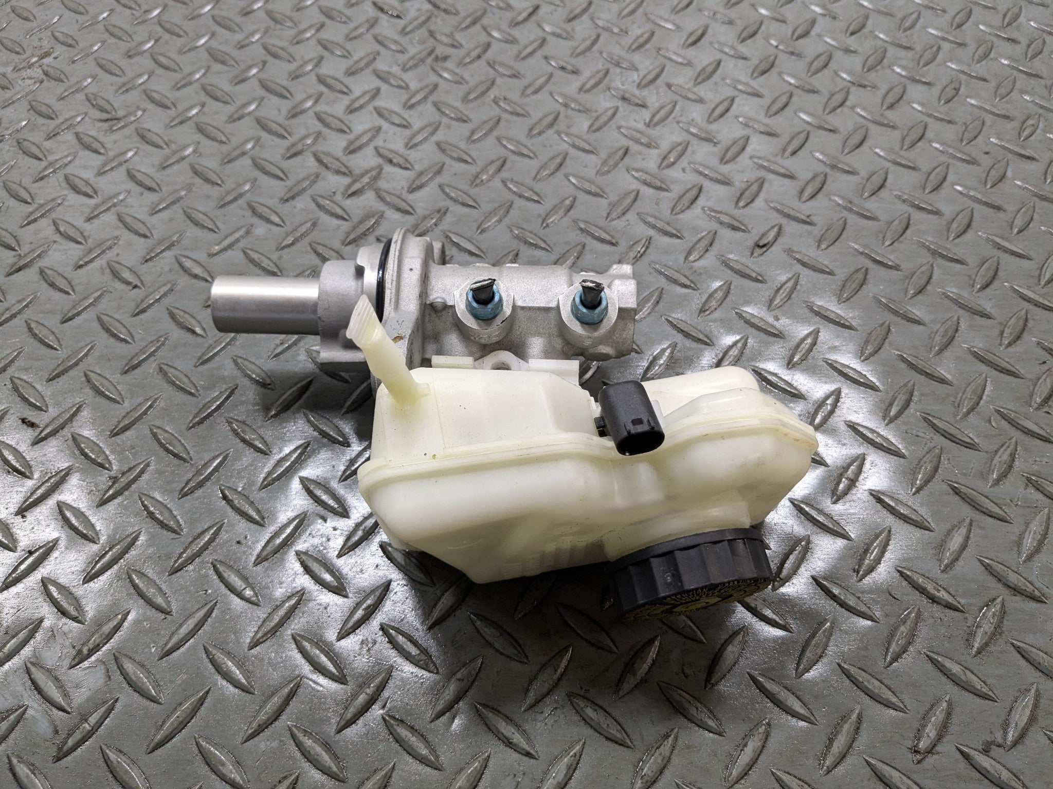 2013 - 2017 MINI COOPER OEM BRAKE MASTER CYLINDER WITH RESERVOIR ASSEMBLY