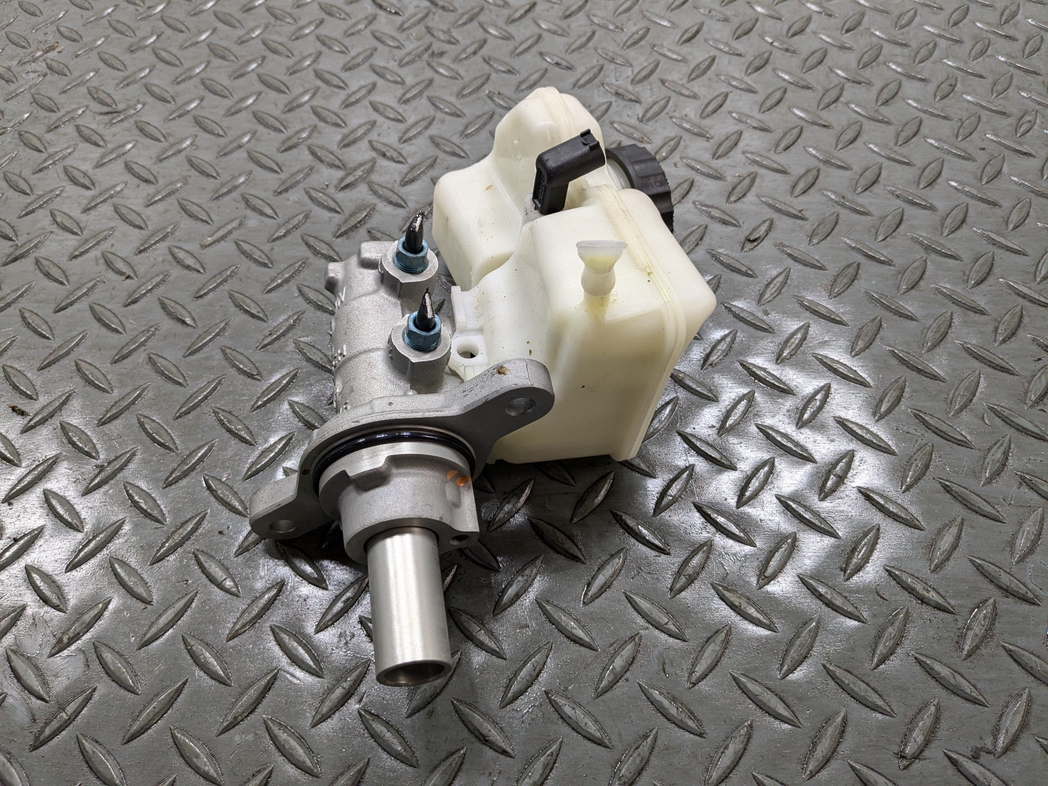 2013 - 2017 MINI COOPER OEM BRAKE MASTER CYLINDER WITH RESERVOIR ASSEMBLY