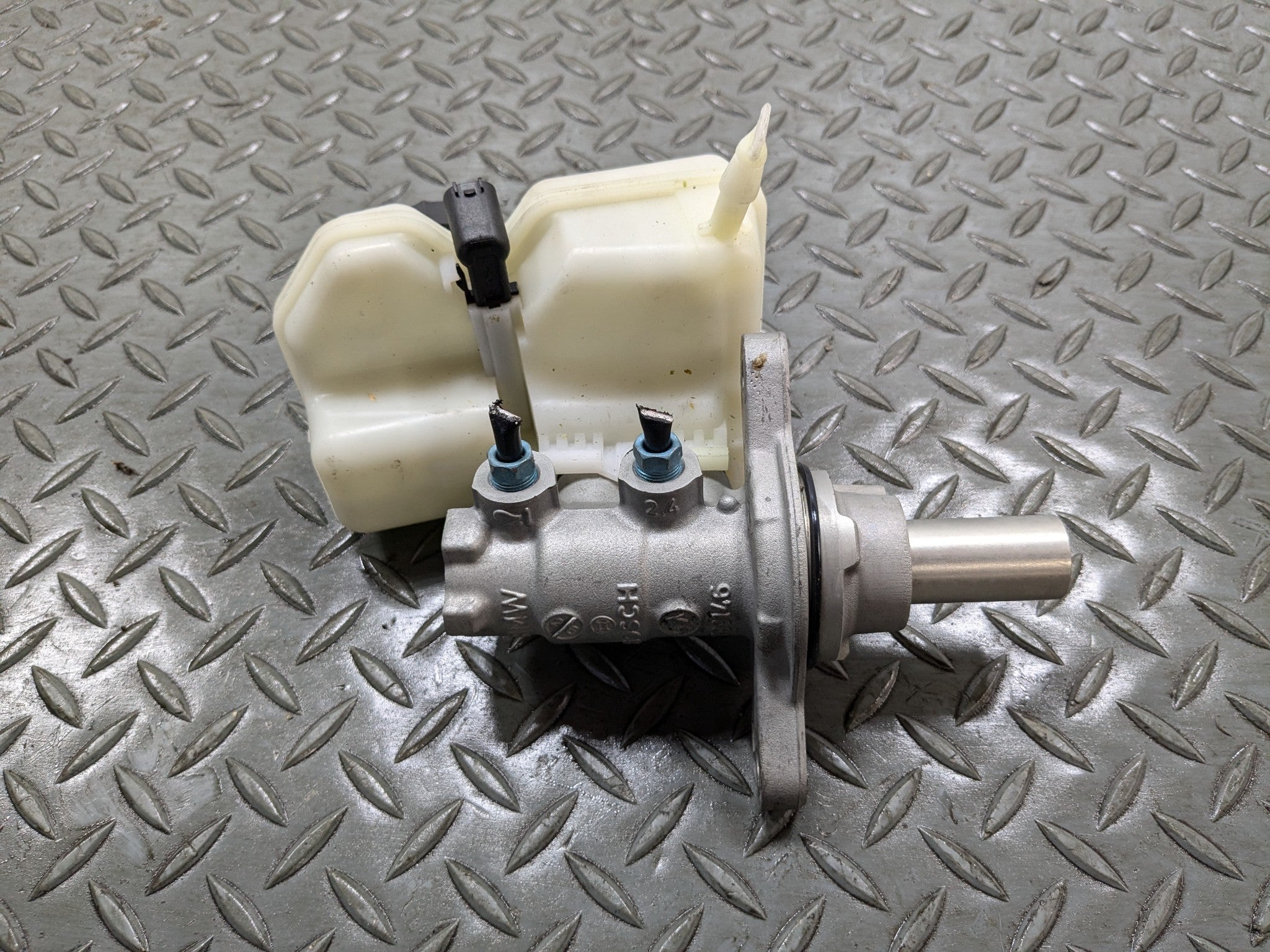 2013 - 2017 MINI COOPER OEM BRAKE MASTER CYLINDER WITH RESERVOIR ASSEMBLY