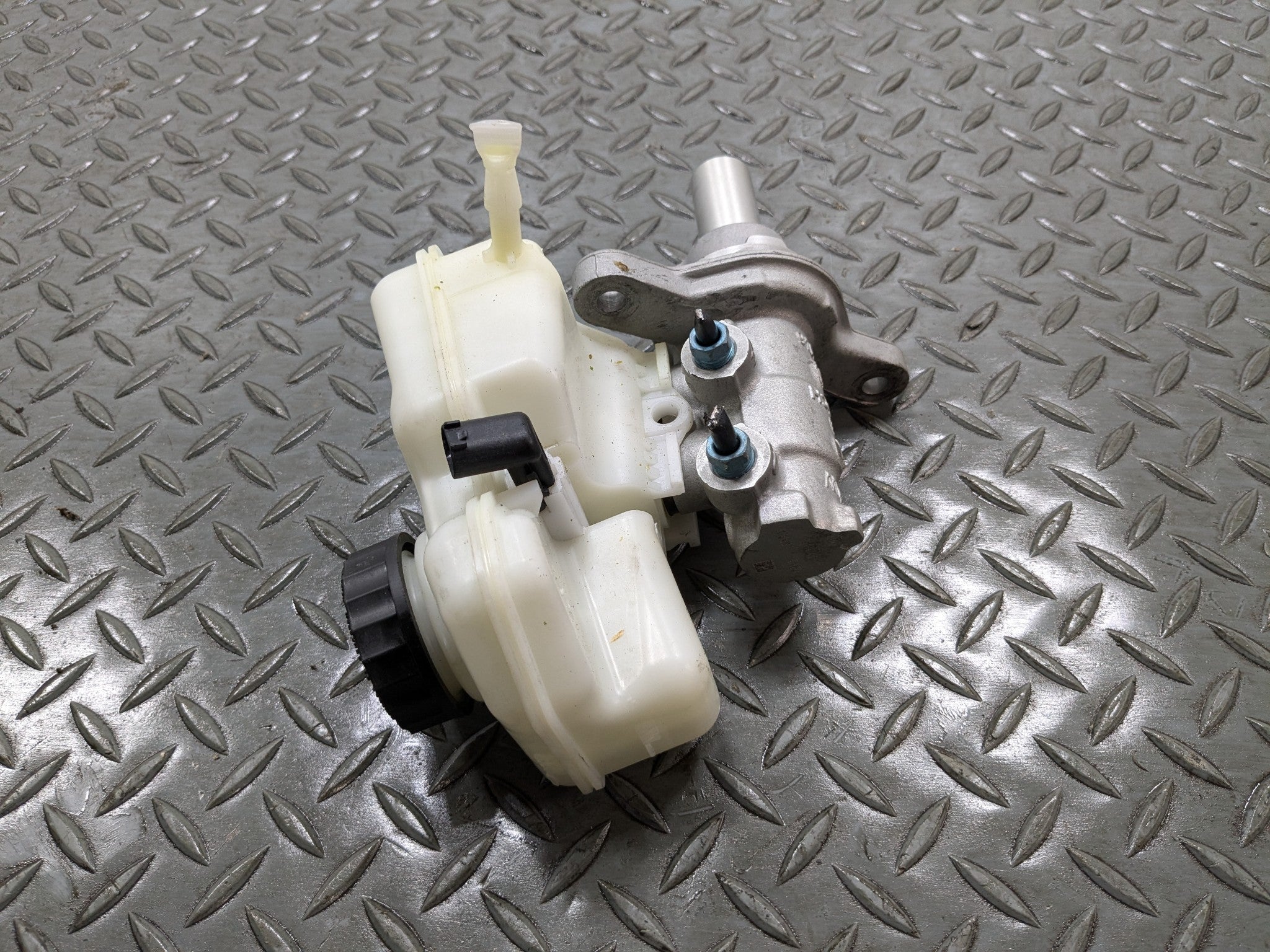 2013 - 2017 MINI COOPER OEM BRAKE MASTER CYLINDER WITH RESERVOIR ASSEMBLY