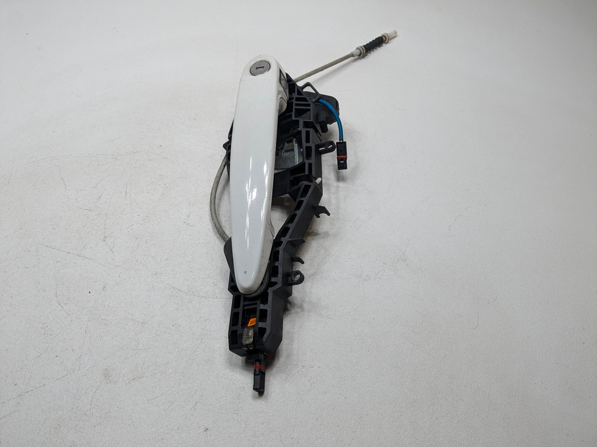 2014 - 2016 BMW 228I OEM EXTERIOR DOOR GRAB HANDLE CARRIER WHITE FRONT LEFT