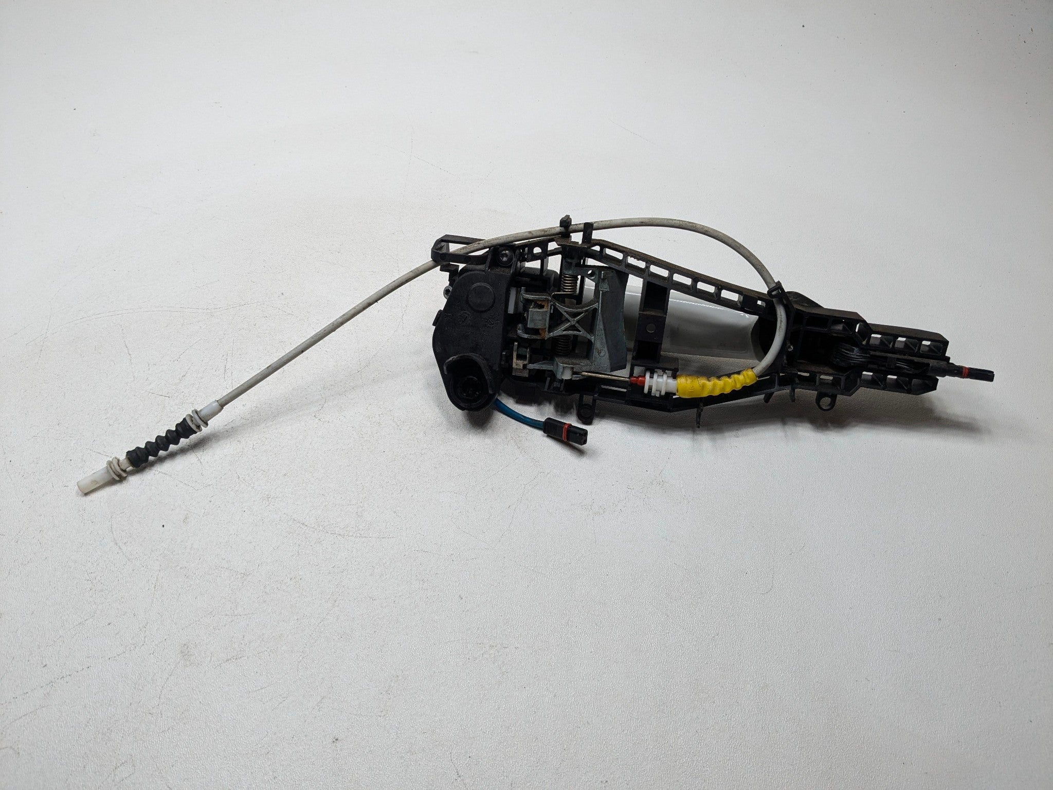 2014 - 2016 BMW 228I OEM EXTERIOR DOOR GRAB HANDLE CARRIER WHITE FRONT LEFT