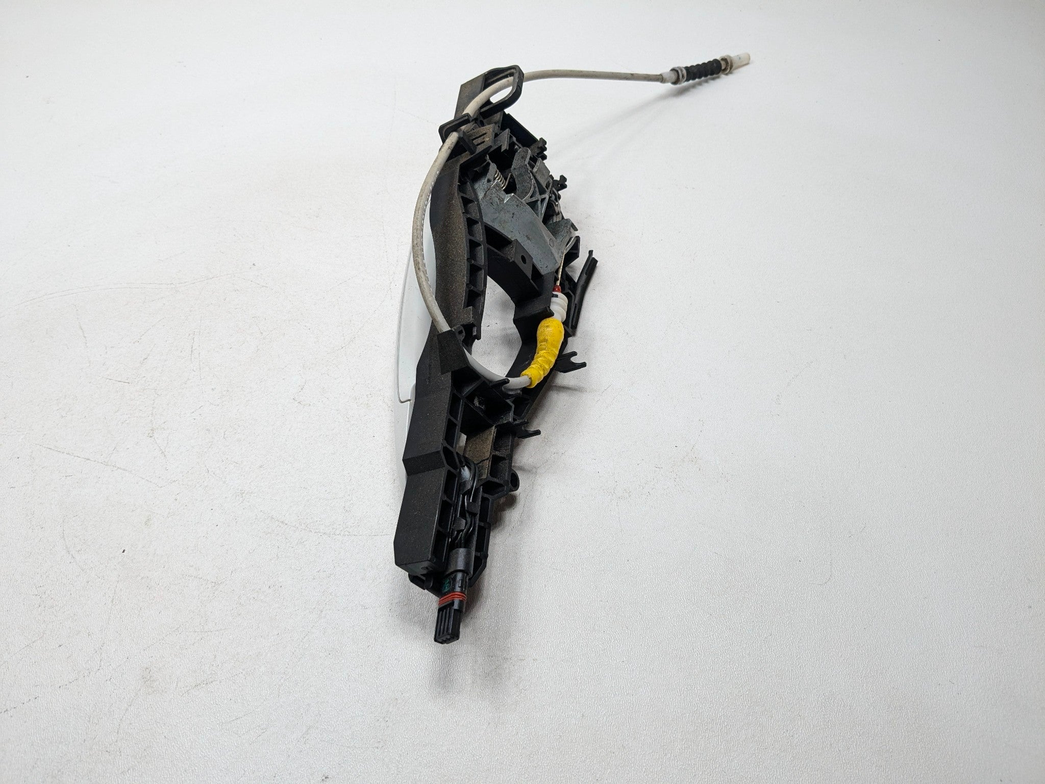 2014 - 2016 BMW 228I OEM EXTERIOR DOOR GRAB HANDLE CARRIER WHITE FRONT RIGHT